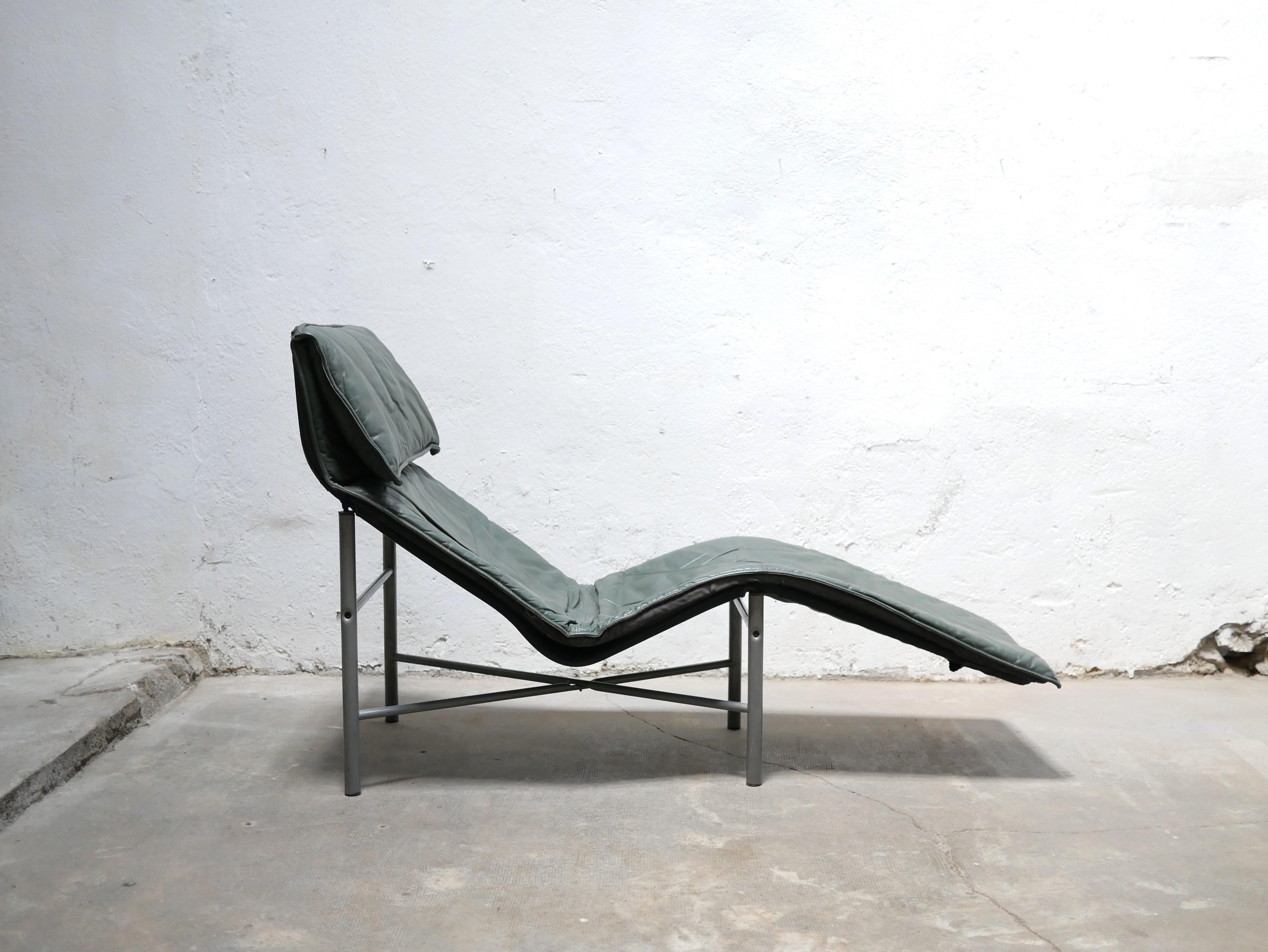 Scandinavian armchair, “Skye” model, designed by Tord Björklund for Ikea, Sweden in the 1980s.

Design and aesthetic, the lounge chair in pine green leather is also very comfortable. It perfectly follows the lines of the body for ideal support.
The