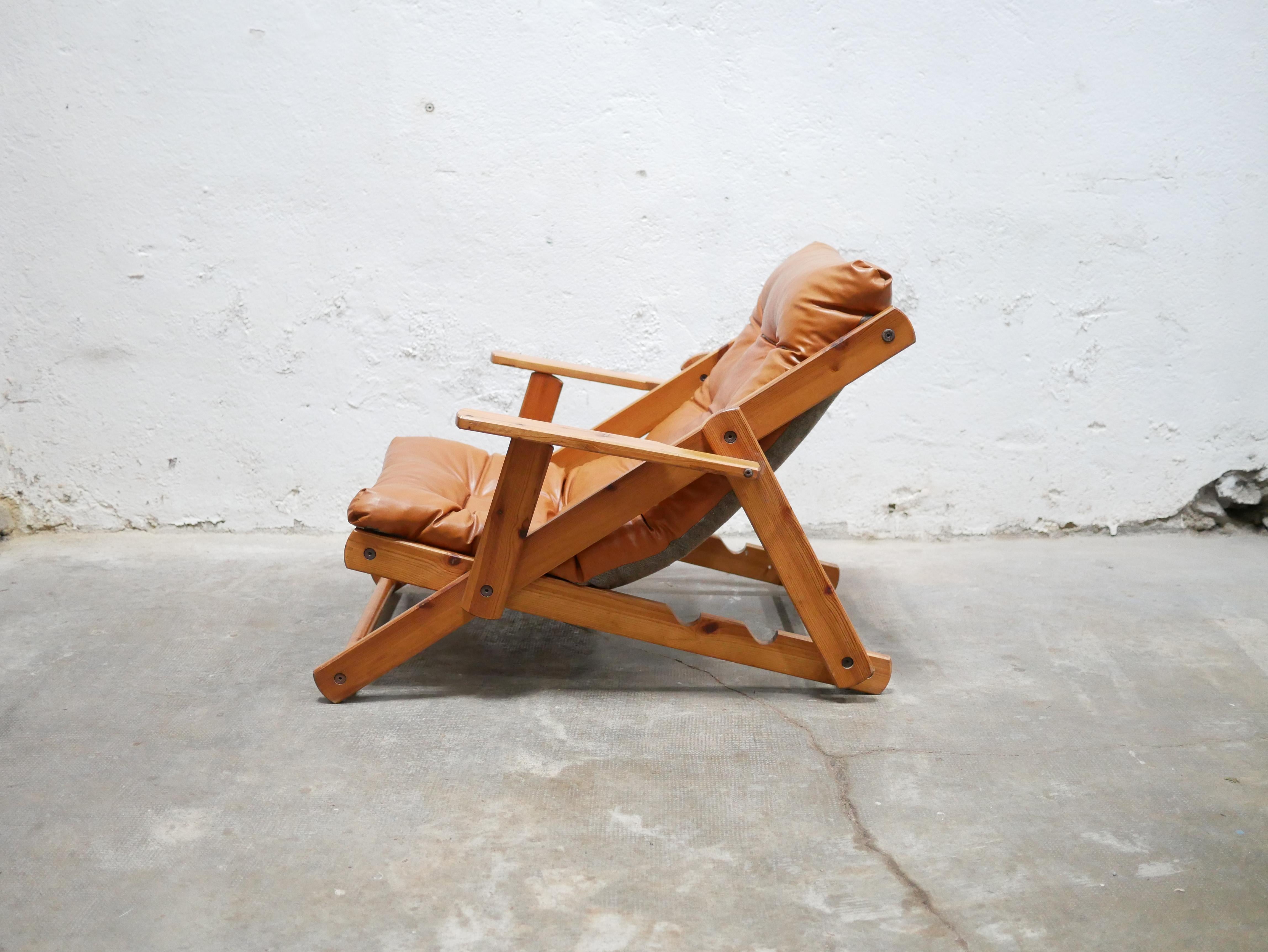 Poltrona scandinava in pino e ecopelle cognac degli anni '70.

Estremamente comoda, ergonomica e regolabile, questa poltrona sfoggia un'estetica moderna senza compromettere il comfort.
Questa poltrona sarà perfetta in un salotto dall'arredamento
