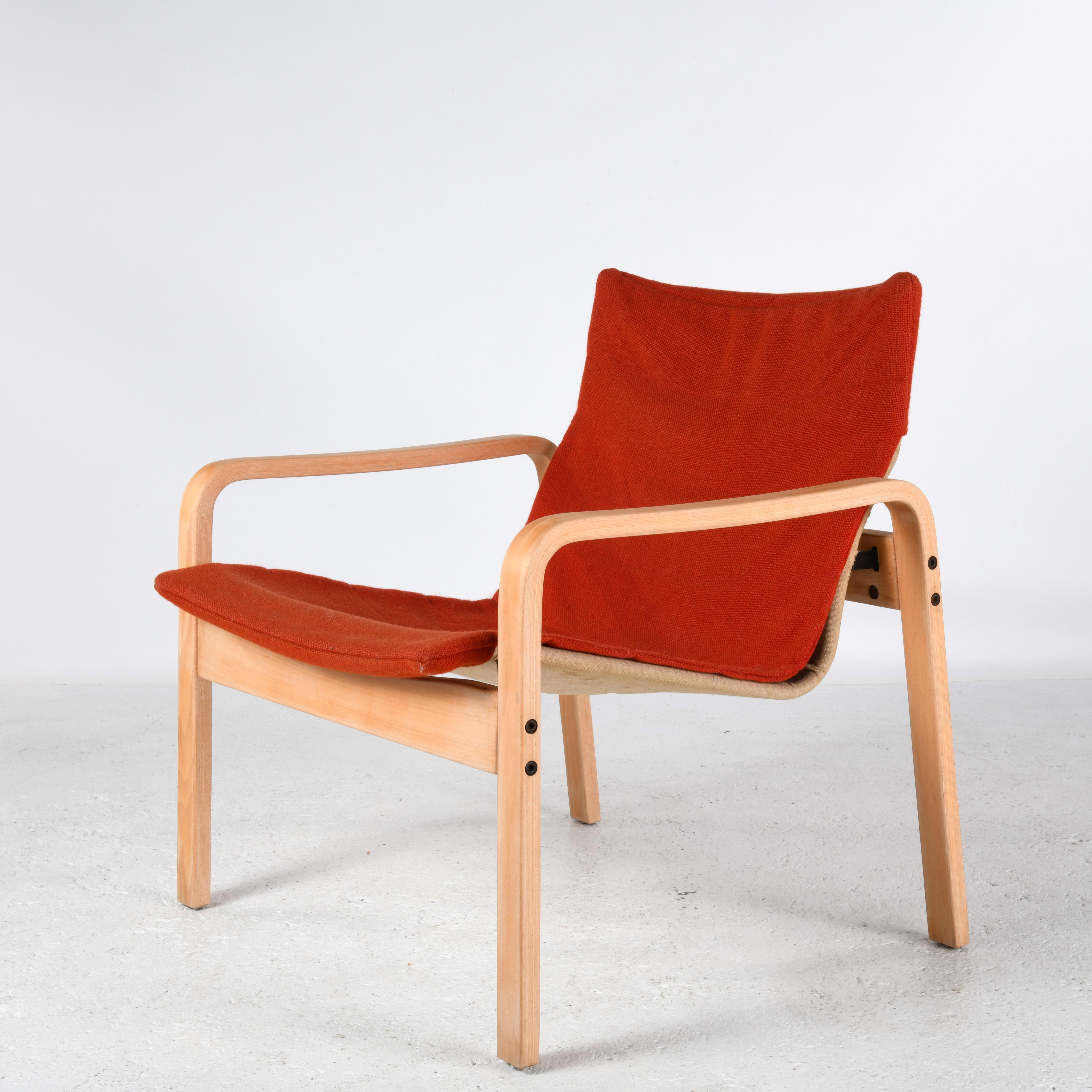 Armchairs in bentwood and textiles from the late 60s. Design in the style of the Dutchman Just Meijer, who worked for the publisher Kembo. Multi-ply bentwood, jute canvas and woollen cloth with removable covers, so the red fabric is easy to wash.