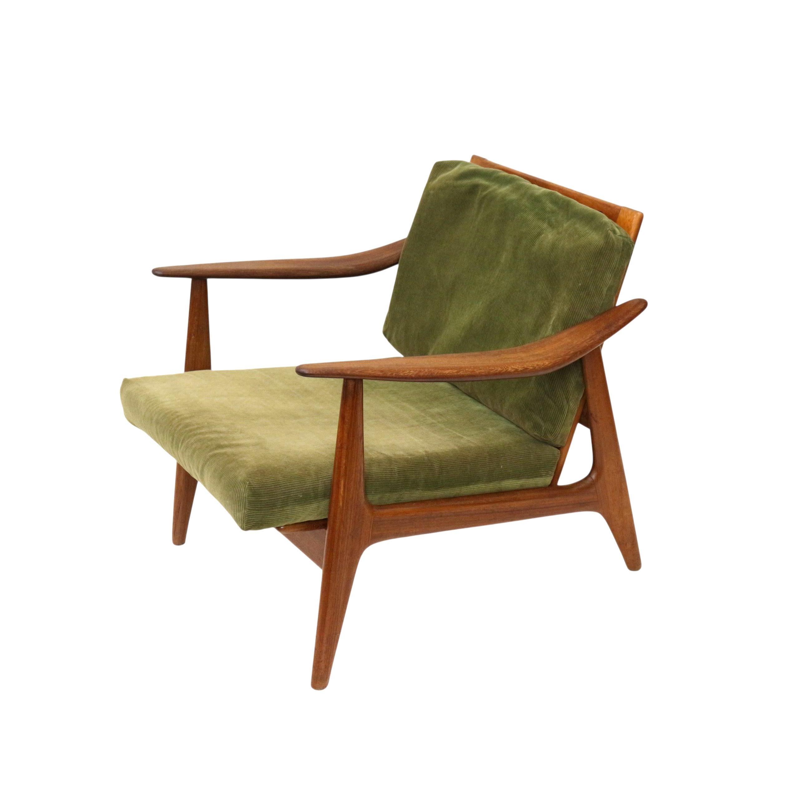 Skandinavischer Vintage-Sessel mit grünem Kordbezug aus den 1970er Jahren.

Abmessungen:
Höhe der Rückenlehne: 67 cm
Sitzhöhe: 38 cm
Tiefe: 73 cm
Breite: 69 cm