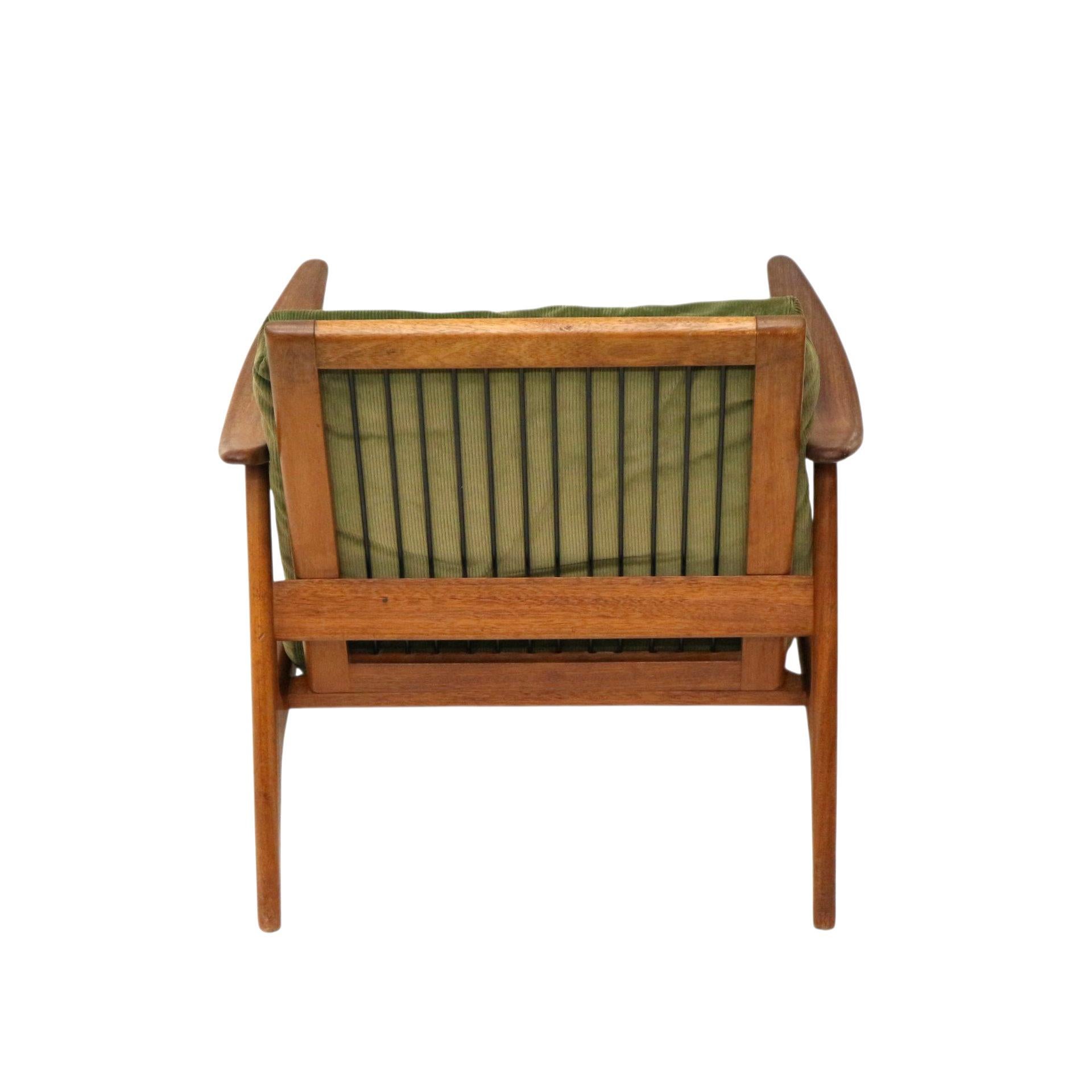 Skandinavischer Vintage-Sessel mit grünem Kordbezug aus den 1970er Jahren (Mitte des 20. Jahrhunderts) im Angebot