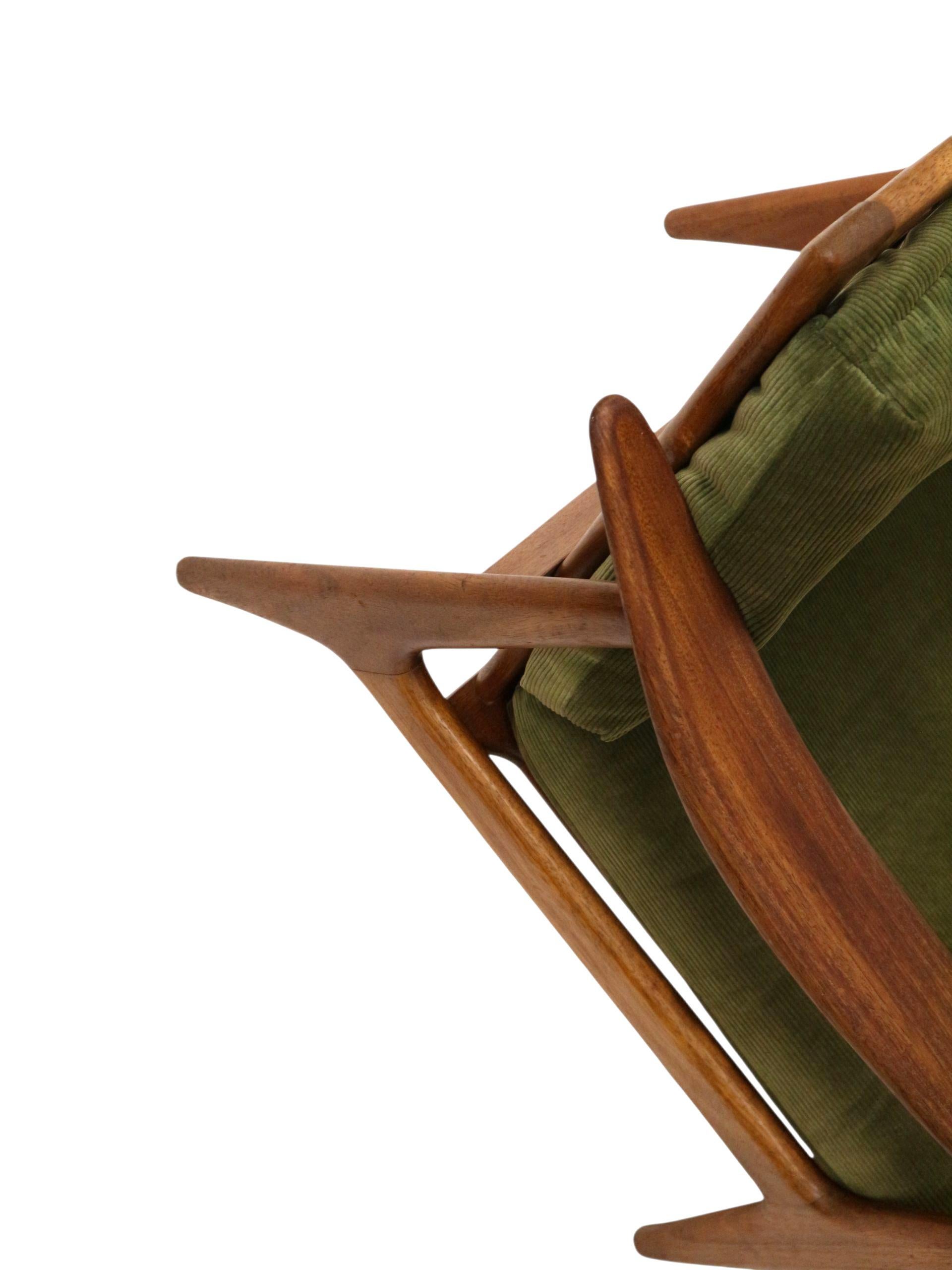 Skandinavischer Vintage-Sessel mit grünem Kordbezug aus den 1970er Jahren (Holz) im Angebot