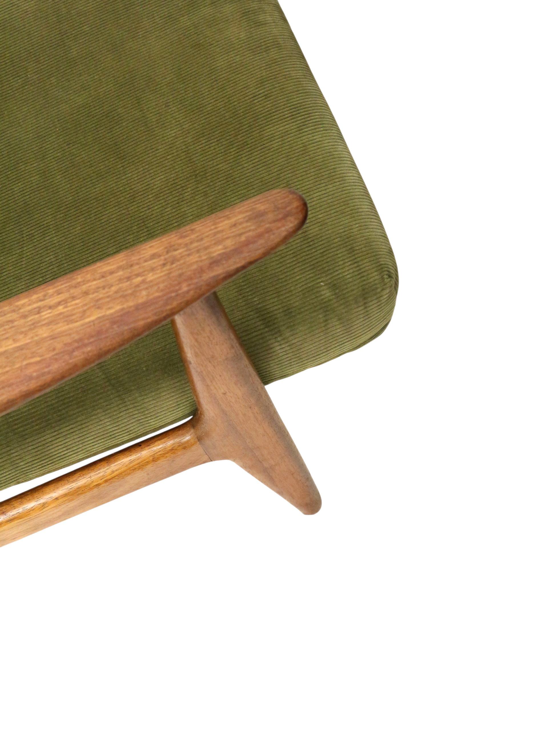 Skandinavischer Vintage-Sessel mit grünem Kordbezug aus den 1970er Jahren im Angebot 1