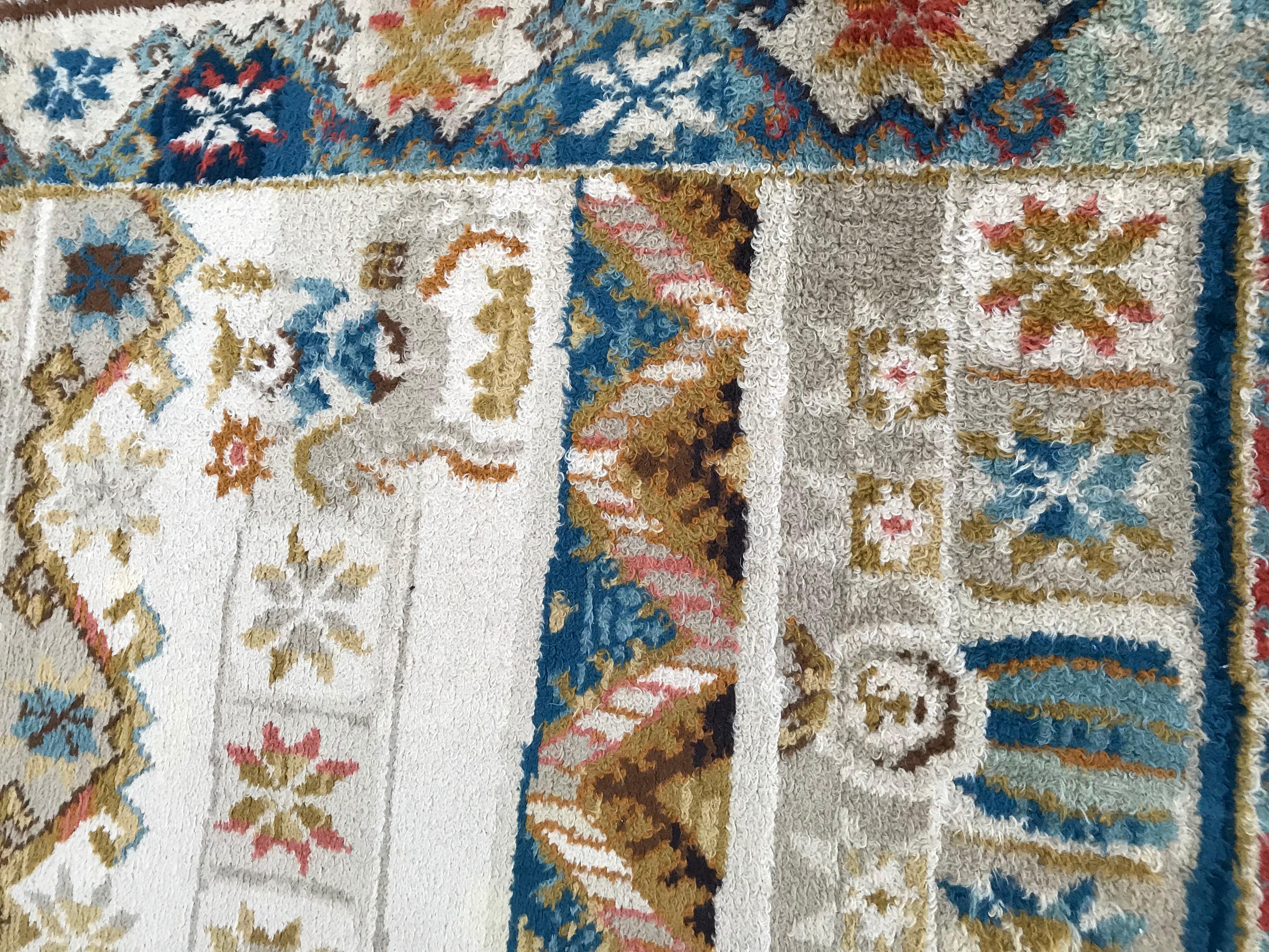 Joli tapis scandinave avec un beau design et des couleurs bleu, jaune et orange, entièrement noué à la main avec du velours de laine sur une base de coton.