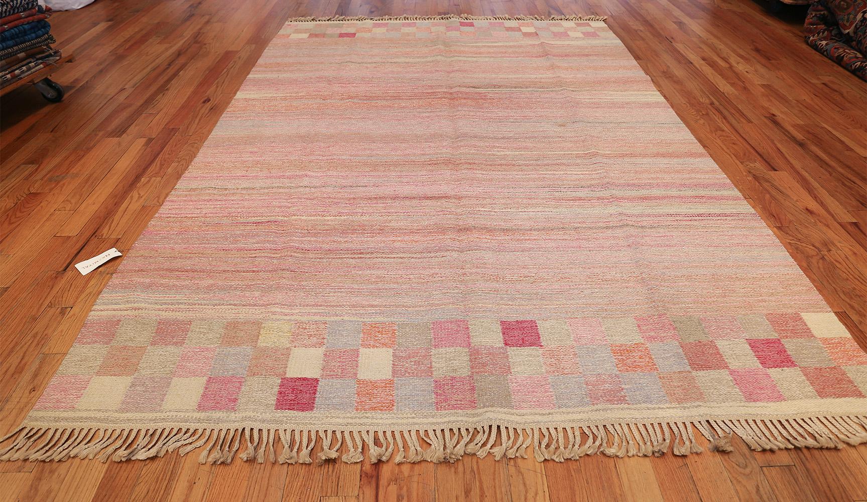 Vintage Swedish Kilim rug, country of origin: Sweden, circa date: Vintage / Mid-20th century. Size: 7 ft 3 in x 10 ft 8 in (2.21 m x 3.25 m)

This vintage flat-woven kilim combines soft pinks, rose-red, oatmeal and ashy browns in a subtle