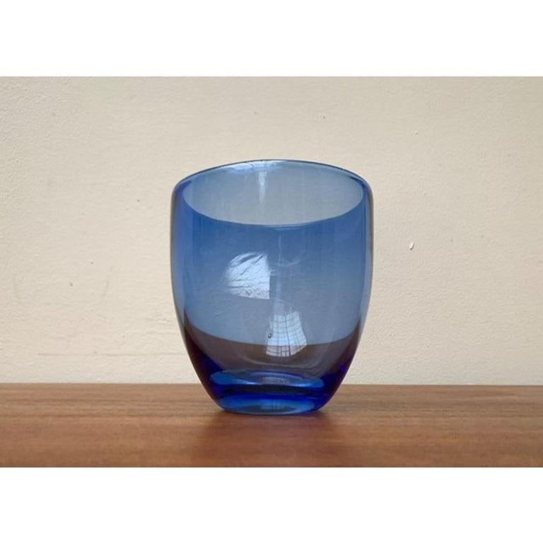 Ciotola in vetro artistico scandinavo d'epoca, in ottime condizioni. Progettato dal 1970 al 1979.

Informazioni aggiuntive:
Materiali: Vetro
Colore: blu
Tipo di articolo: Vintage, Antico o Pre-owned
Dimensioni: 6,3ʺW × 6,3ʺD × 6,3ʺH
Condit: Alcune