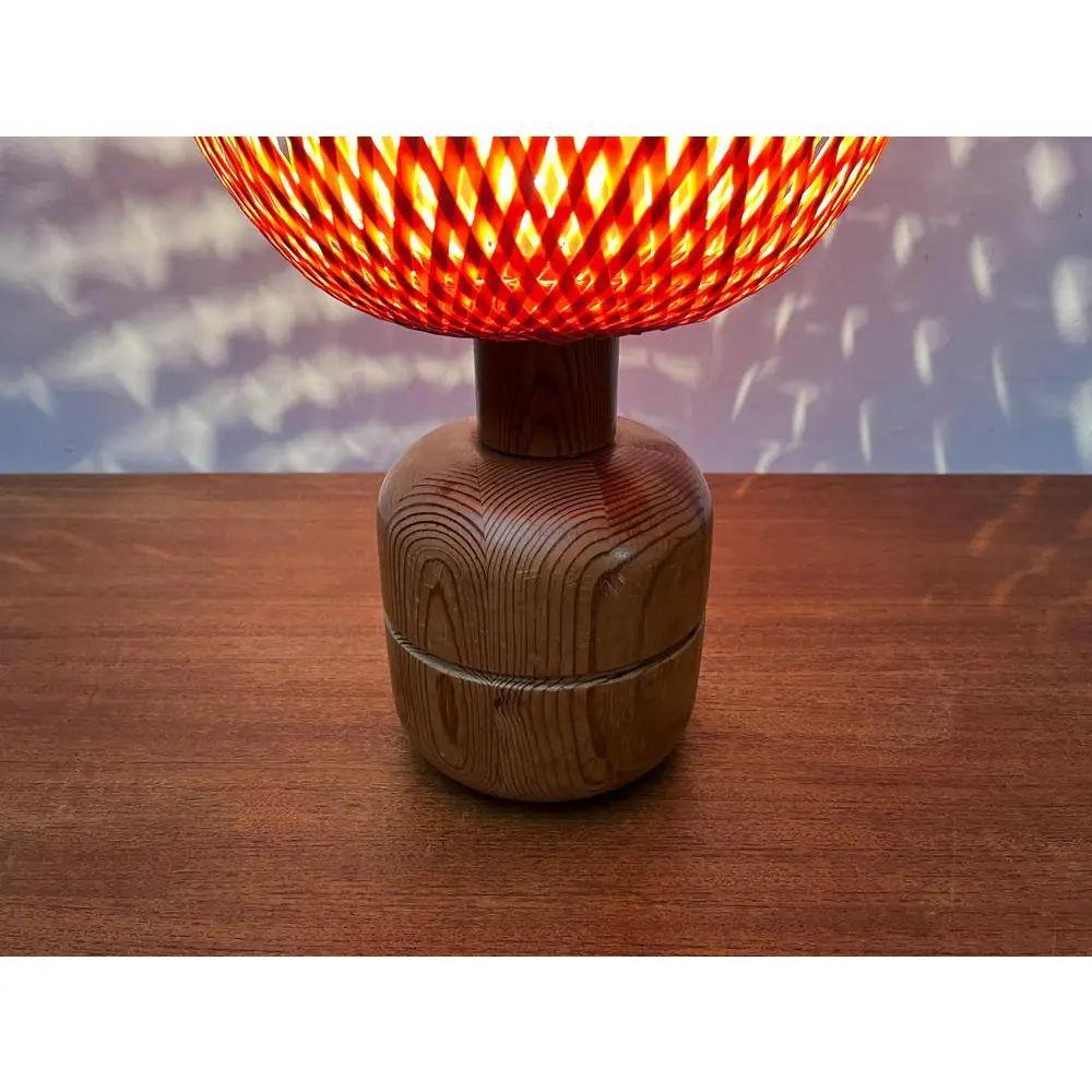 Lámpara de mesa escandinava vintage de bambú y madera, años 70, en muy buen estado. Diseñado de 1970 a 1979. Enchufe europeo (hasta 250 V).El cableado de este artículo puede ser original y podría necesitar sustitución, si no se especifica lo