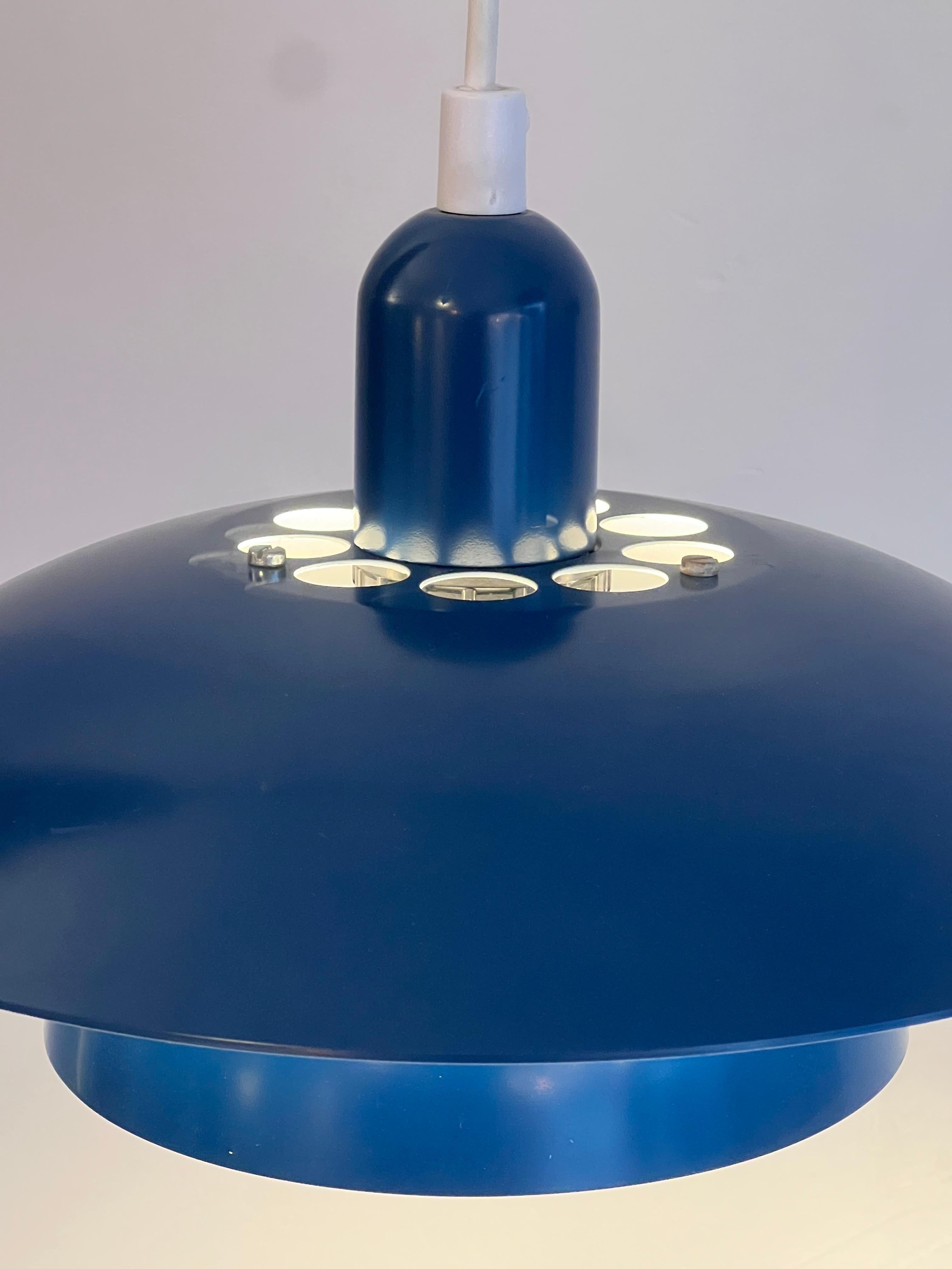 Vintage Scandinavian Blue Layer Pendant Lamp, Denmark 1980s In Good Condition In Bruxelles, BE