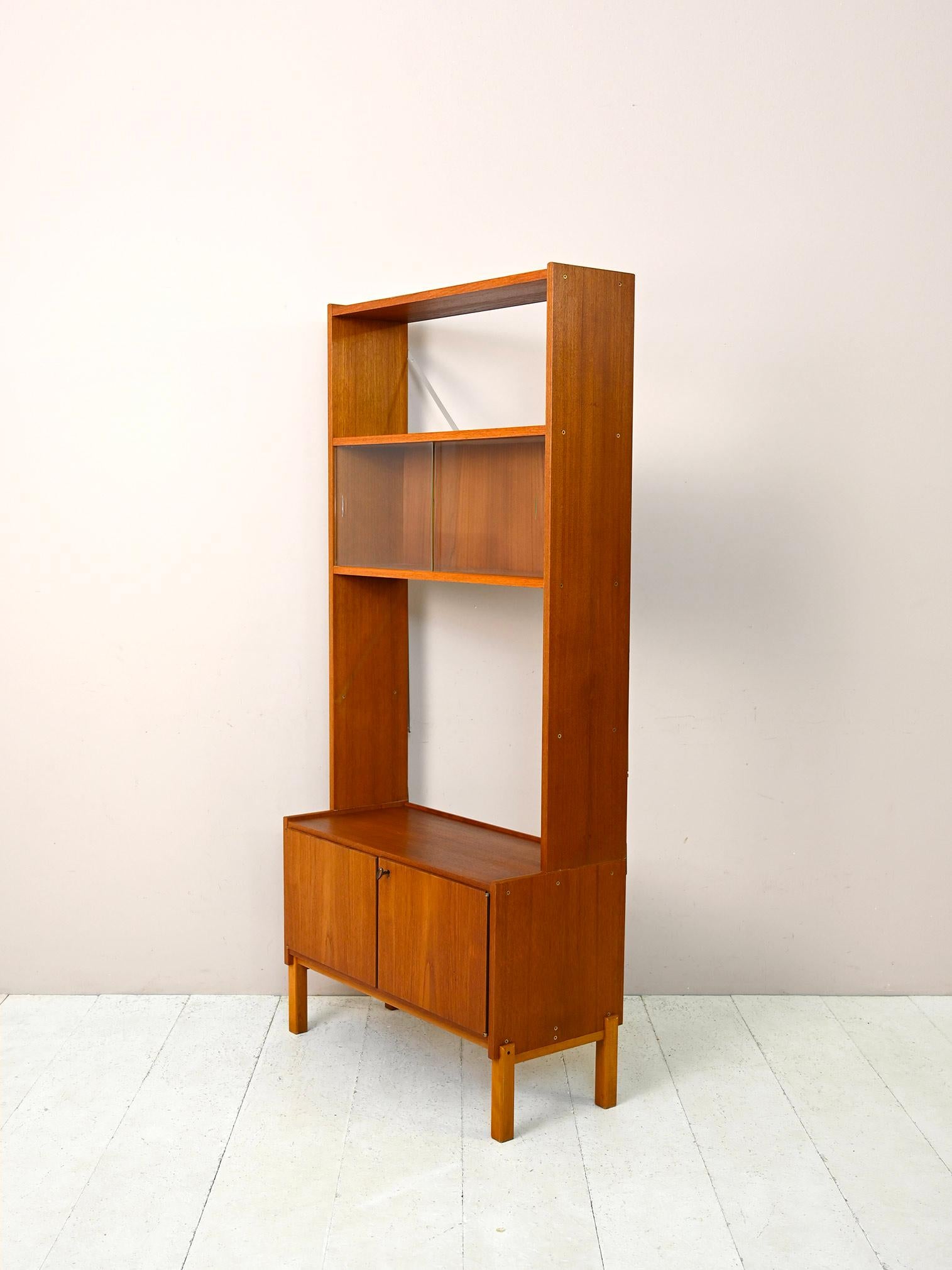 Vintage Scandinavian bookcase with display cabinet In Good Condition For Sale In Brescia, IT
