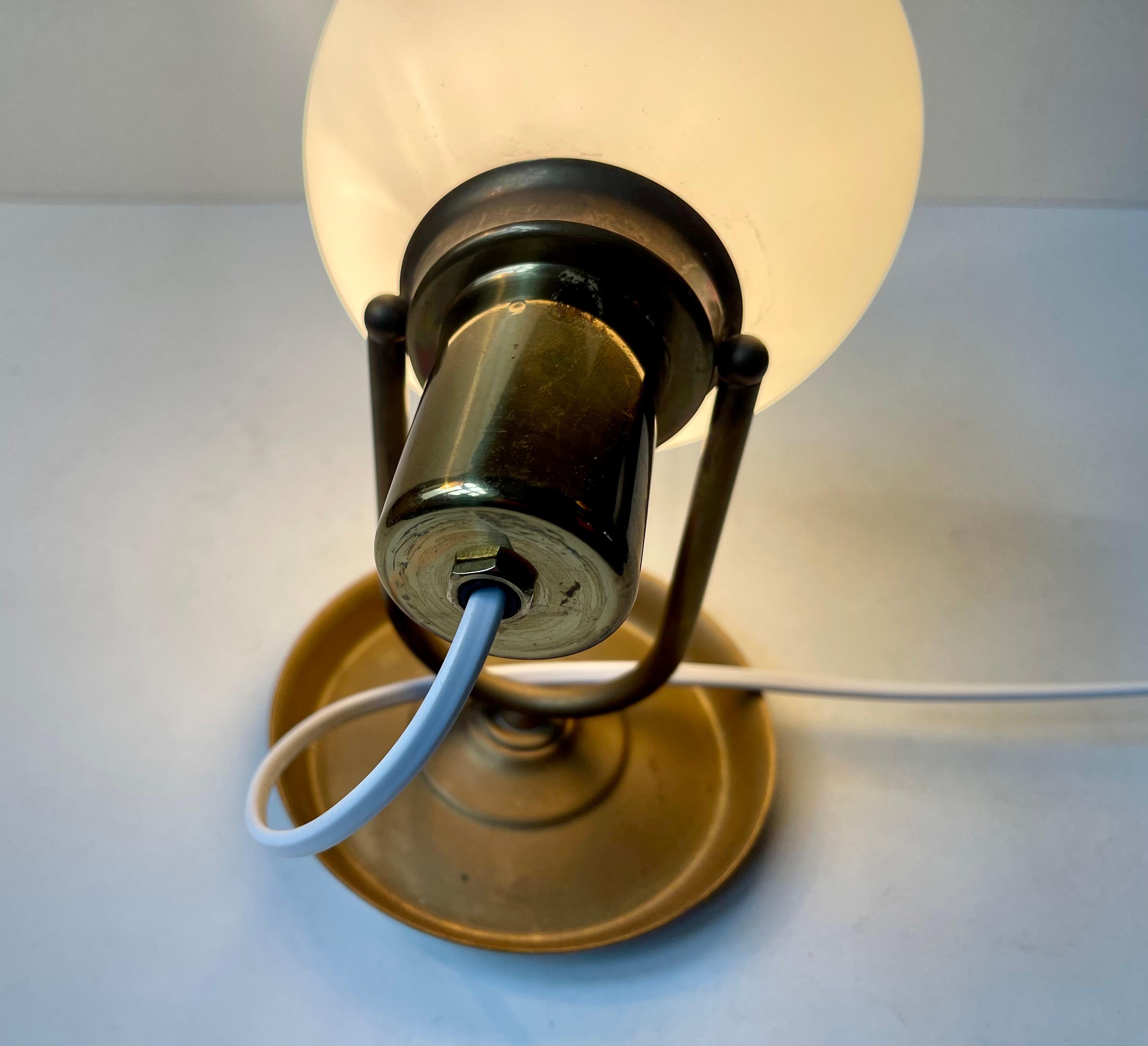 Lampe murale scandinave vintage en laiton avec sphère opalin, 1970 en vente 3