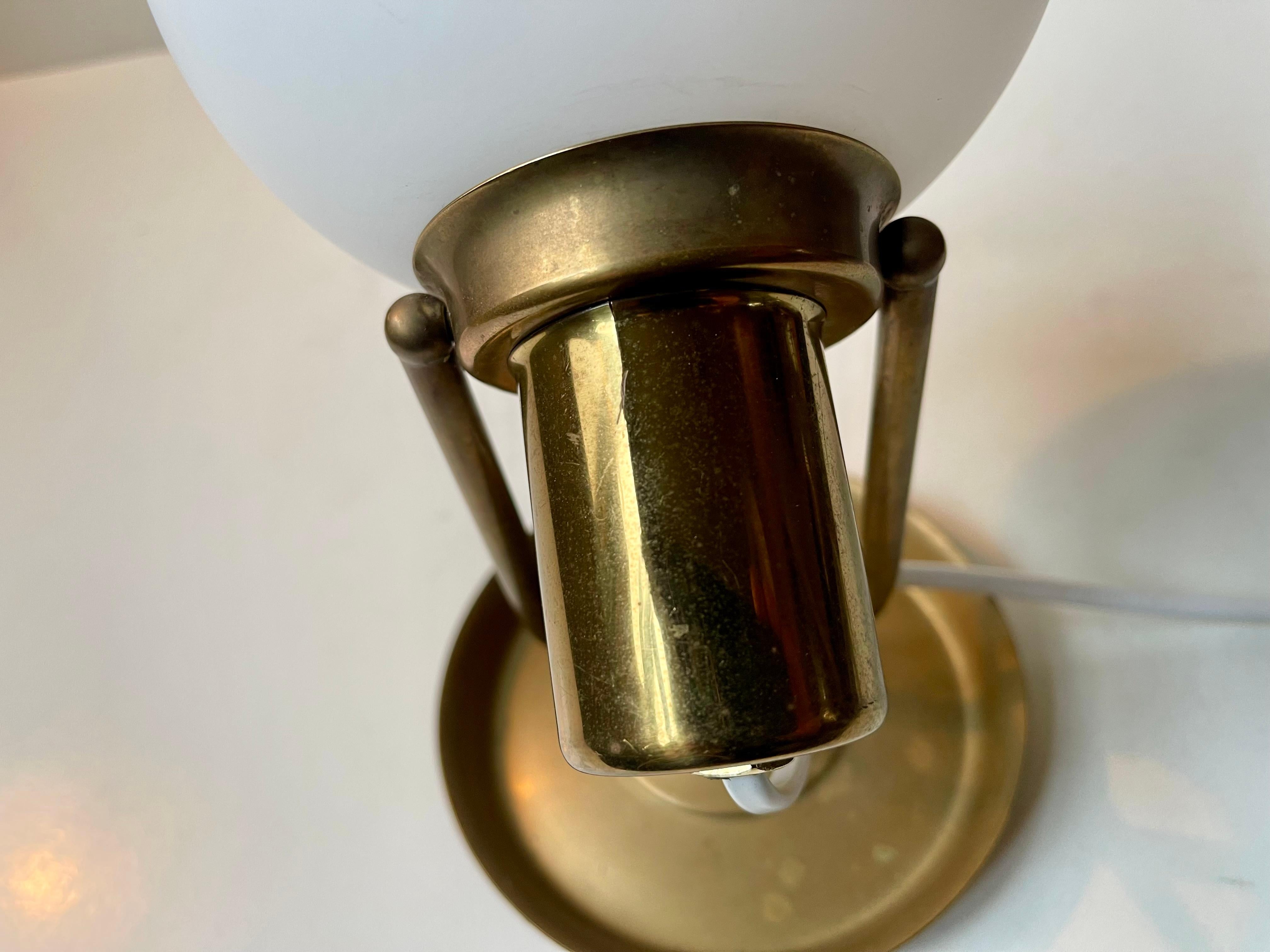 Lampe murale scandinave vintage en laiton avec sphère opalin, 1970 en vente 4
