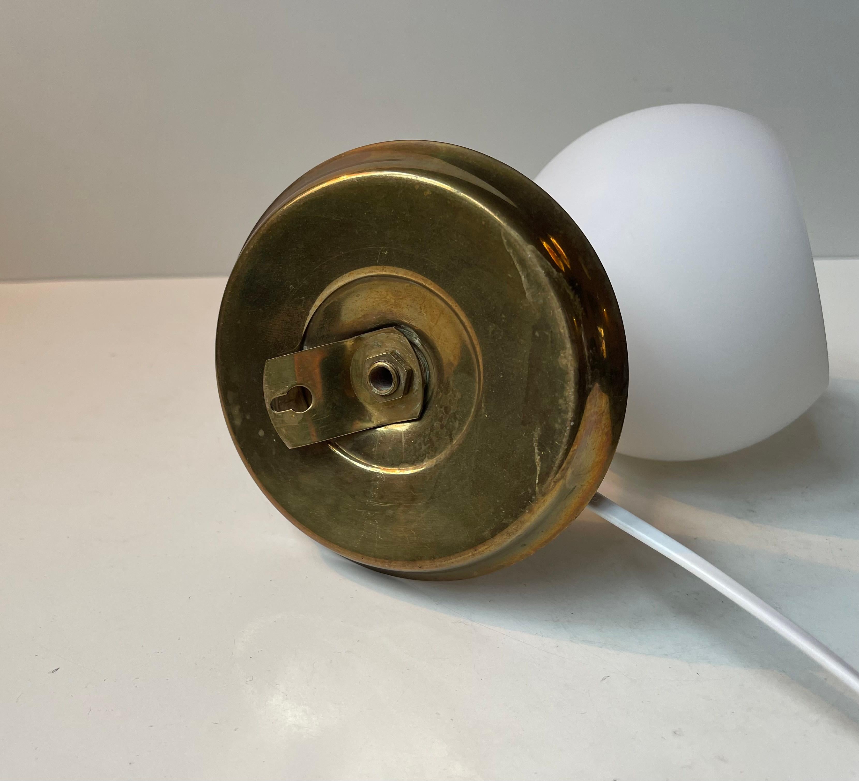 Lampe murale scandinave vintage en laiton avec sphère opalin, 1970 en vente 5