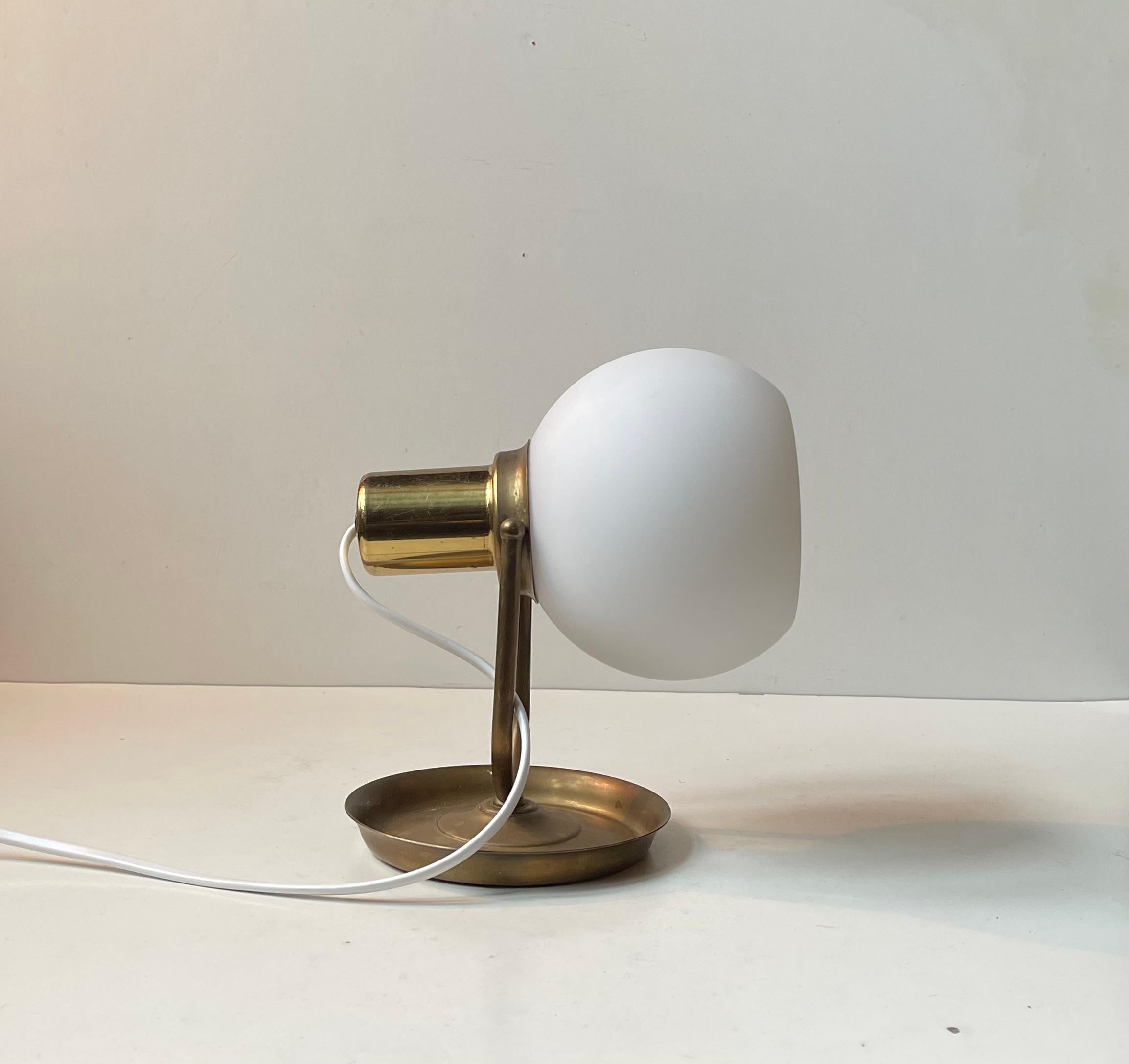 Lampe murale scandinave vintage en laiton avec sphère opalin, 1970 en vente 6