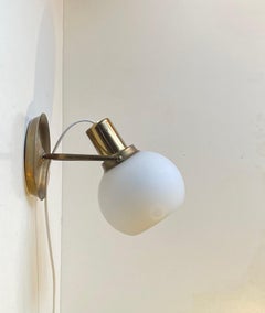 Lampe murale scandinave vintage en laiton avec sphère opalin, 1970