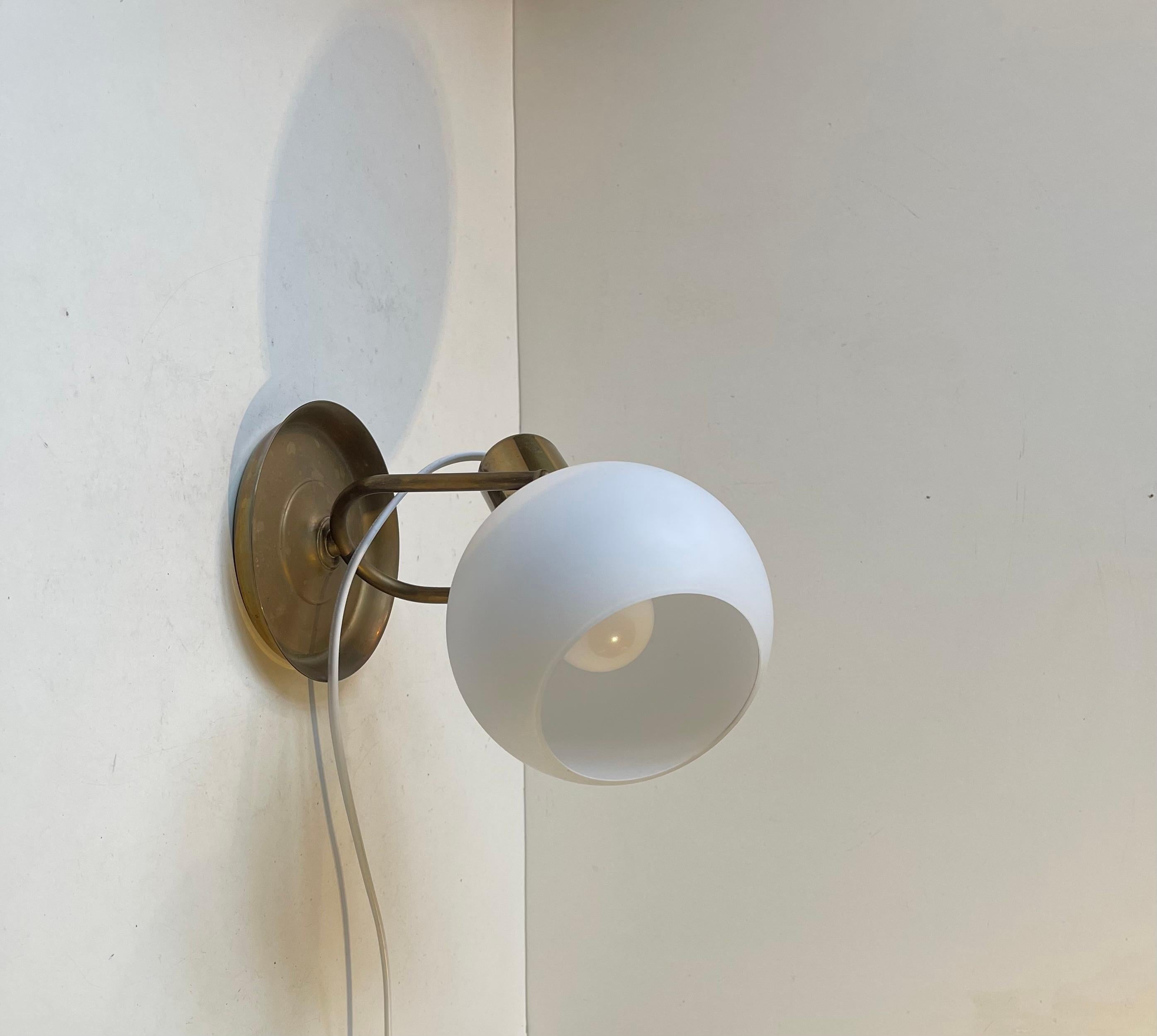 Scandinave moderne Lampe murale scandinave vintage en laiton avec sphère opalin, 1970 en vente