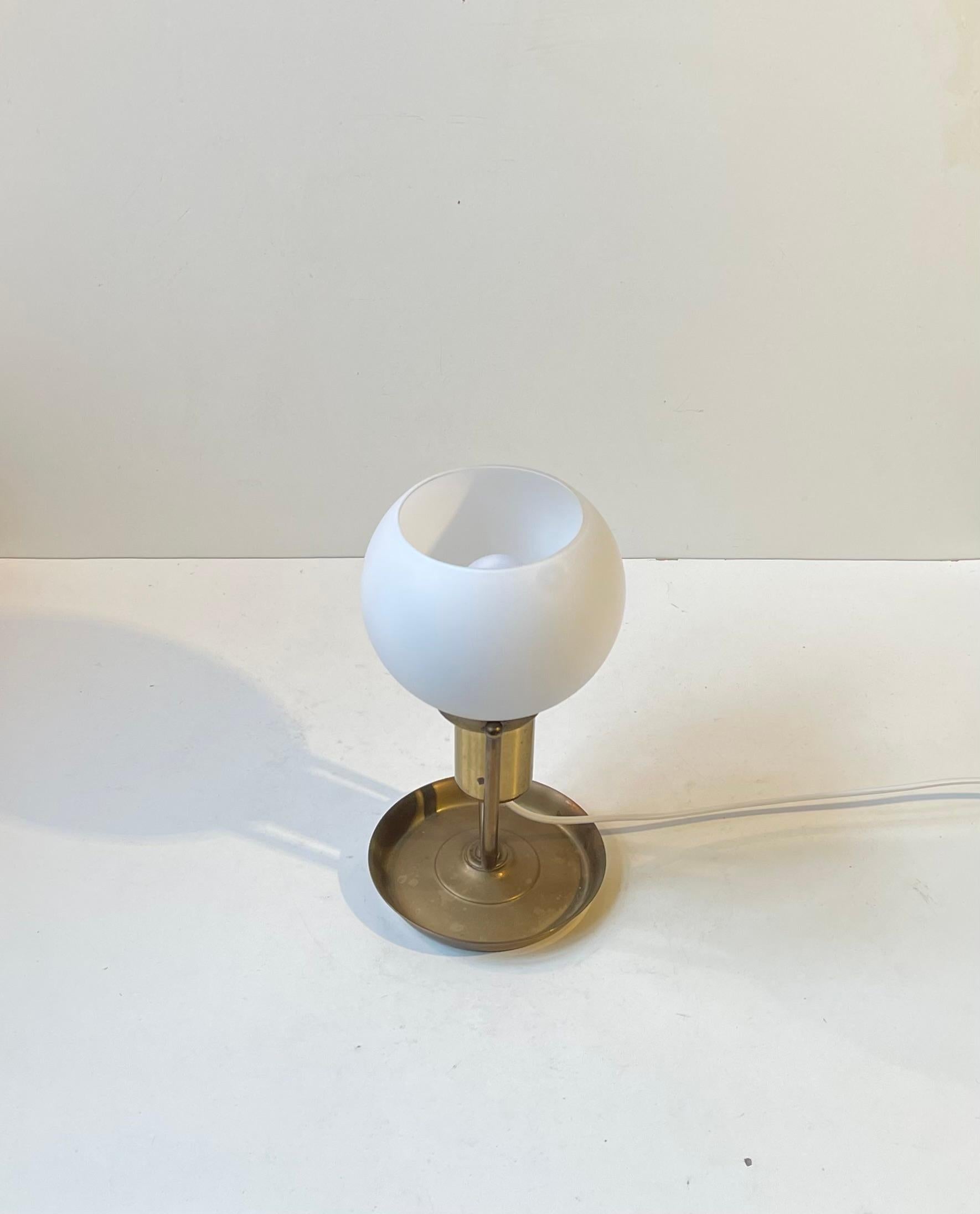 Scandinave Lampe murale scandinave vintage en laiton avec sphère opalin, 1970 en vente
