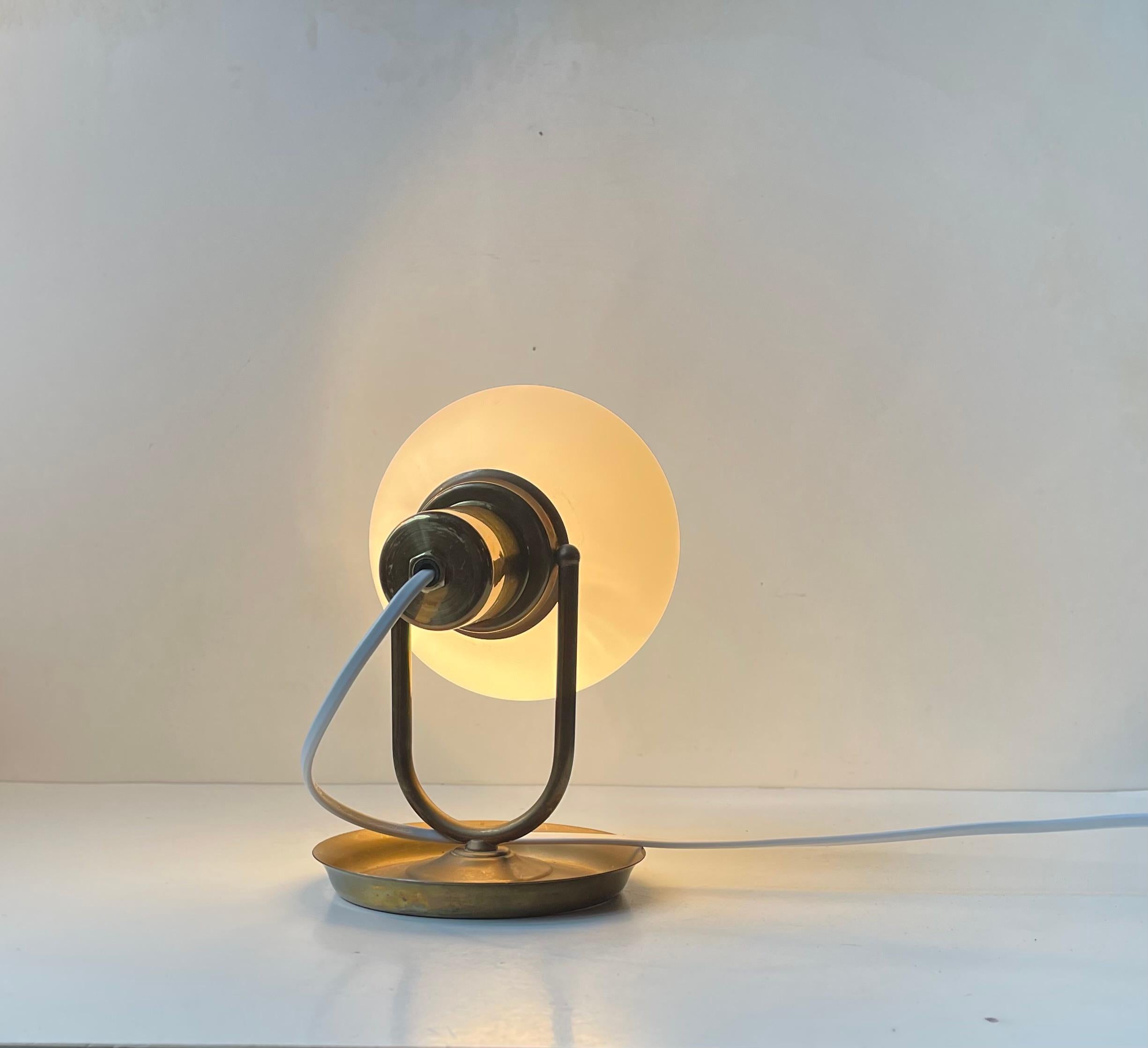 Lampe murale scandinave vintage en laiton avec sphère opalin, 1970 Bon état - En vente à Esbjerg, DK