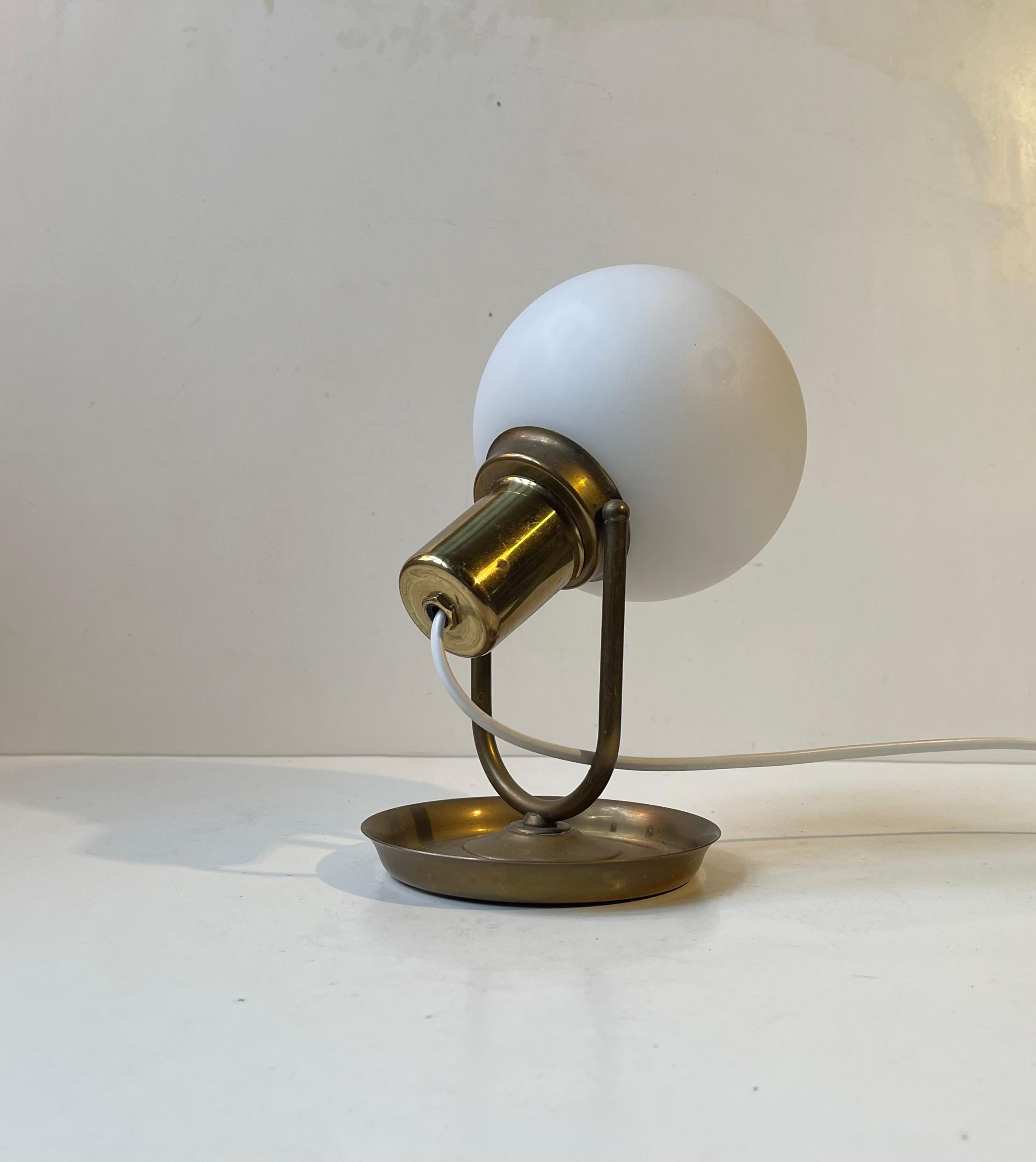 Fin du 20e siècle Lampe murale scandinave vintage en laiton avec sphère opalin, 1970 en vente
