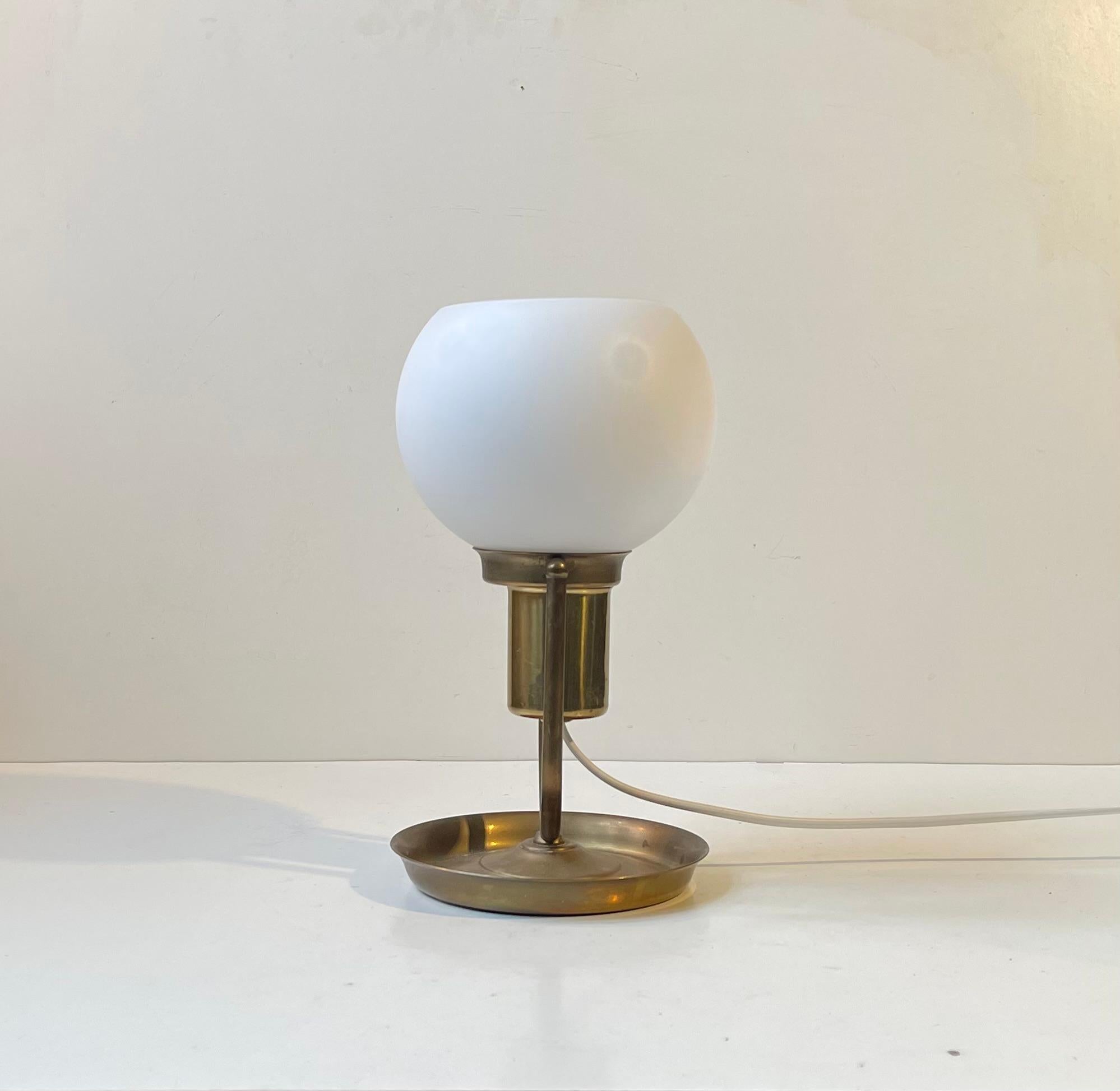 Lampe murale scandinave vintage en laiton avec sphère opalin, 1970 en vente 1