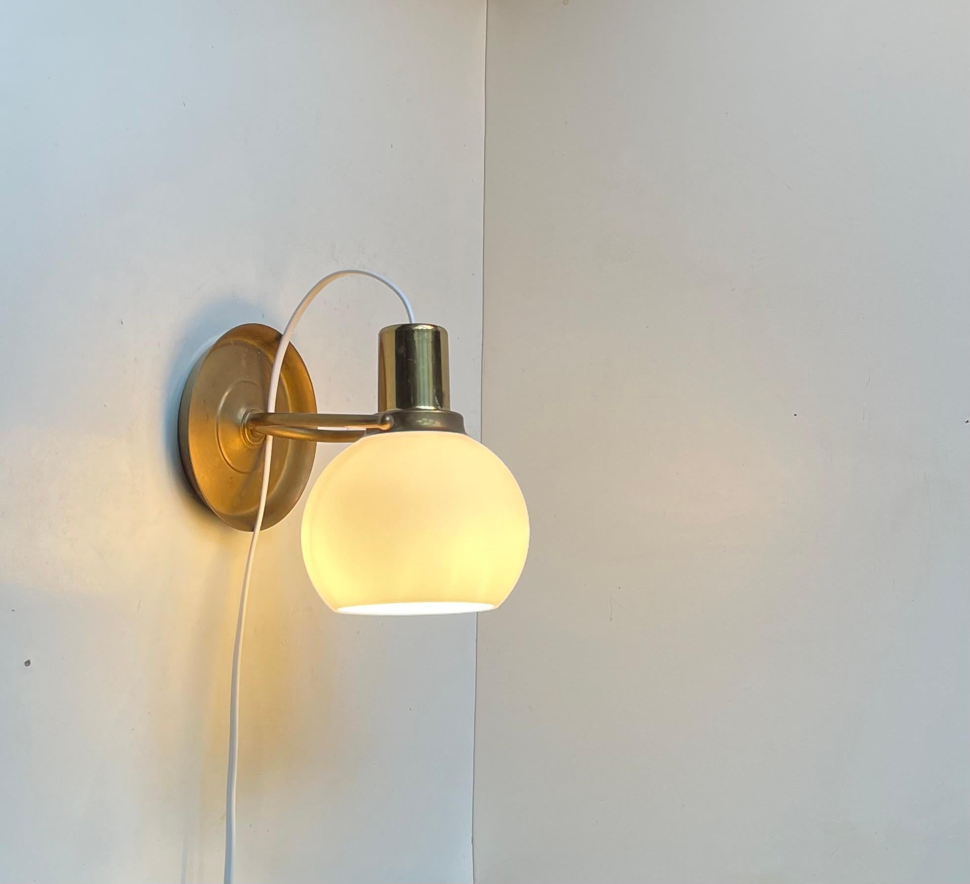 Lampe murale scandinave vintage en laiton avec sphère opalin, 1970 en vente 2