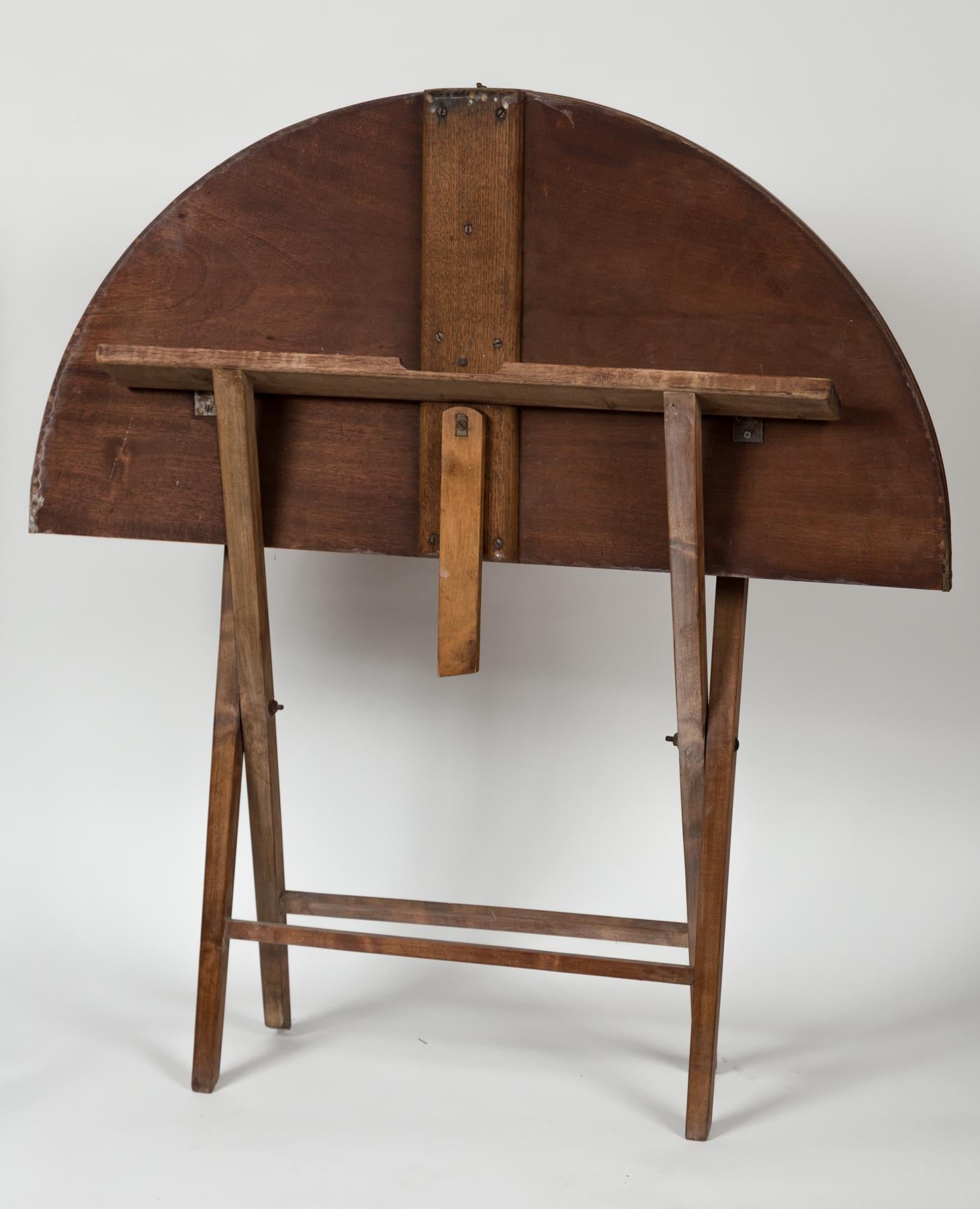Mesa de campaña escandinava vintage, principios del siglo XX. Mesa redonda plegable con mecanismo de cierre de madera y herrajes de latón.