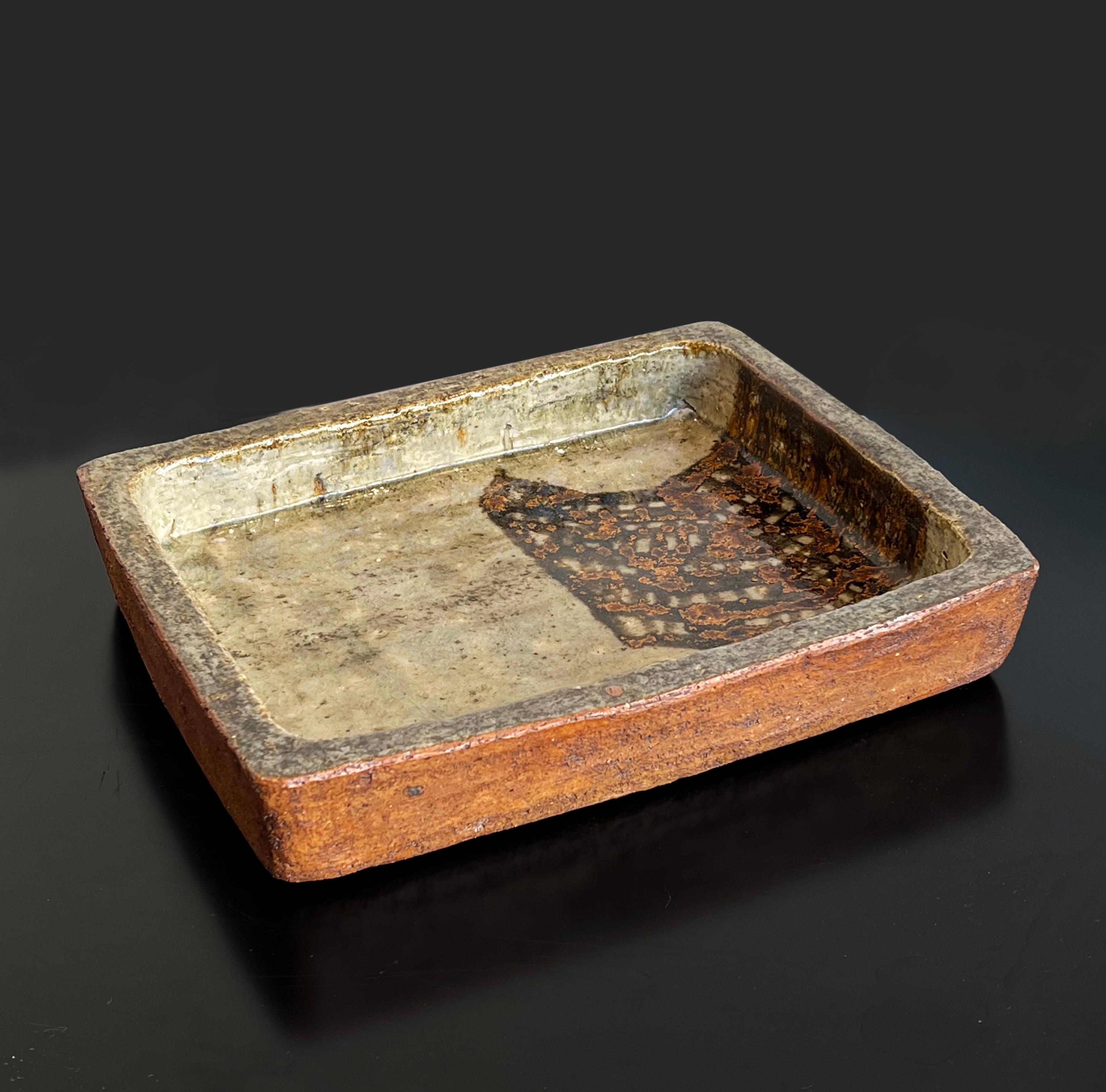 Glazed stoneware dish signed Conny Walther (1931-2020) Danish ceramist, circa 1960/70. Conny Walther learned the potter's trade in the large industrial ceramics factories while studying at the School of Decorative Arts in Copenhagen until 1951. She