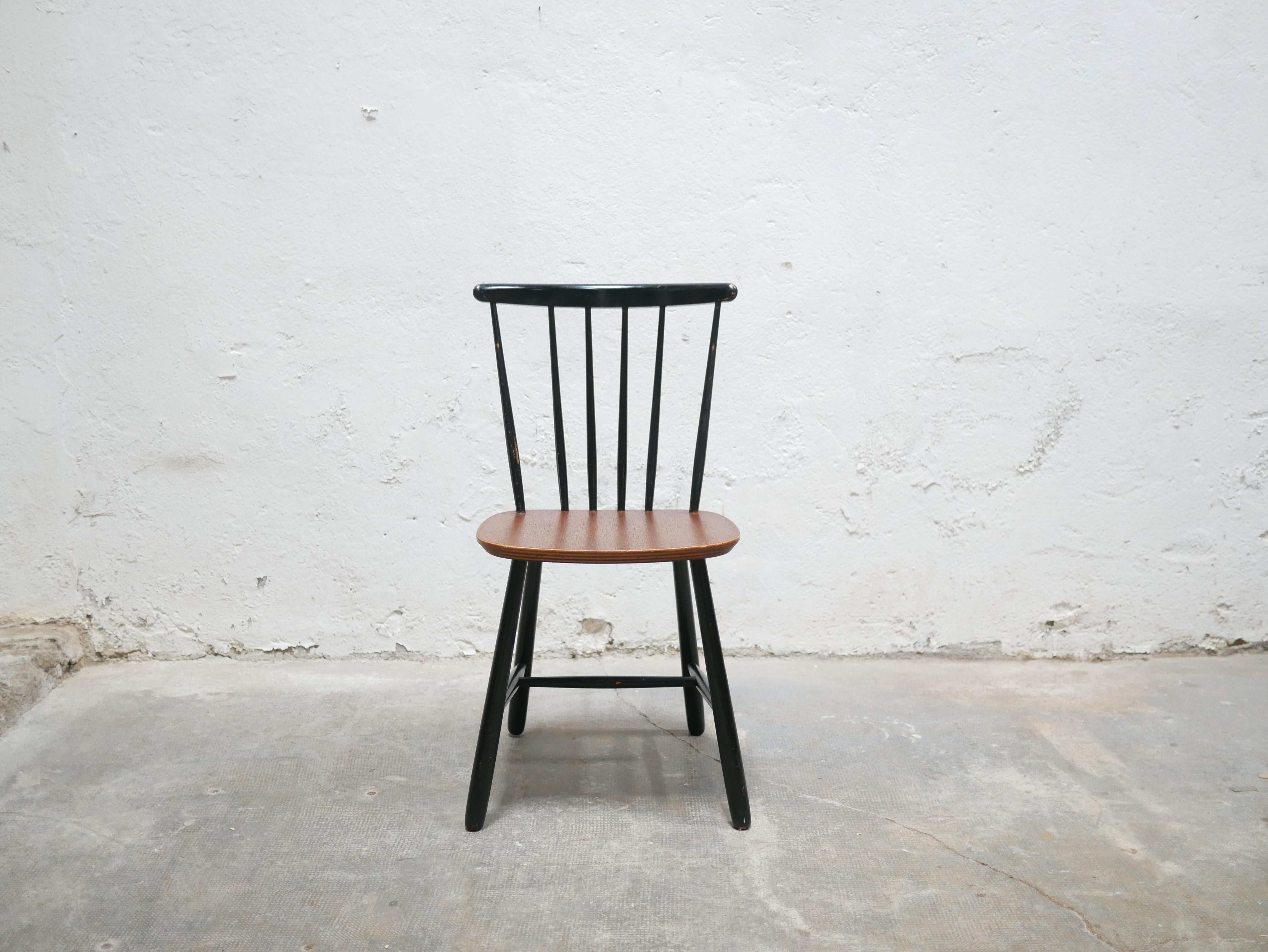 Sedia scandinava in legno degli anni '50. 

Il suo schienale a doghe, le sue linee minimaliste e il suo colore nero/legno lo rendono un pezzo senza tempo perfetto per un arredamento attuale. 

Bellissime condizioni, segni del tempo, in particolare