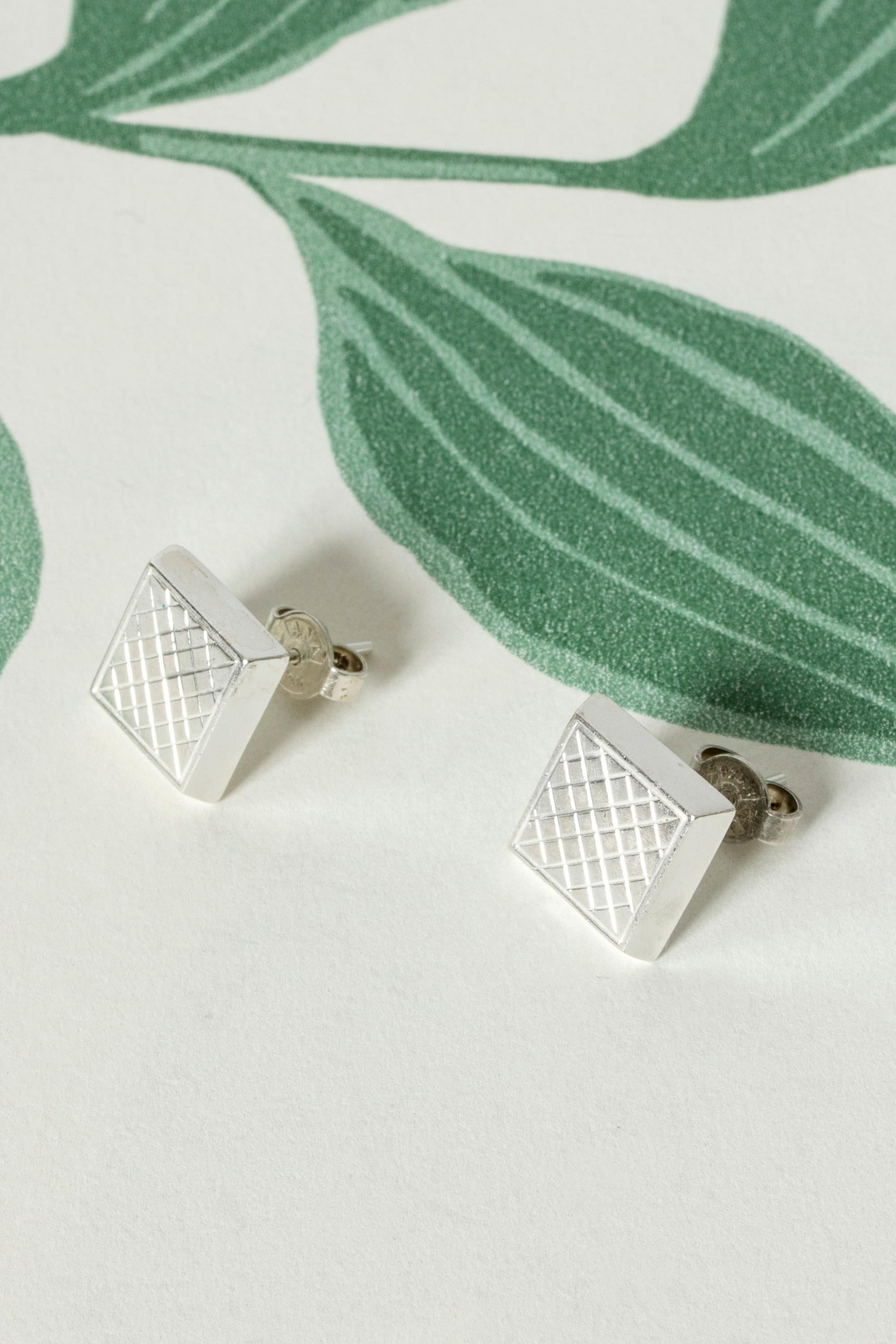 Pair of neat silver earrings from Atelier Borgila, in a square form with a checkered pattern. Discrete and elegant, for wearing every day.