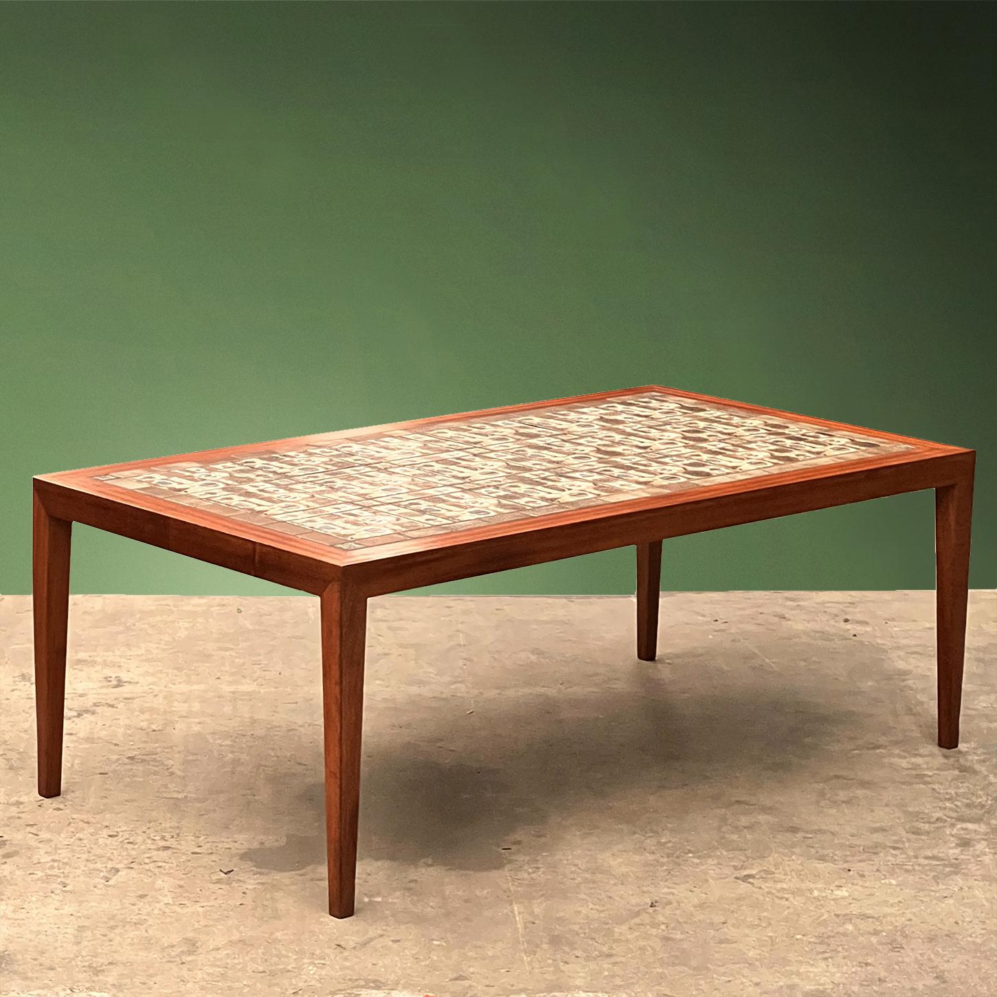 Table basse en teck et carreaux de céramique des années 1960 au Danemark, produite par Haslev Møbelfabrik. Design/One, carreaux de Royal Copenhagen. (Voir les marques sous le plateau de la table). Le style de Severin Hansen est évident dans les