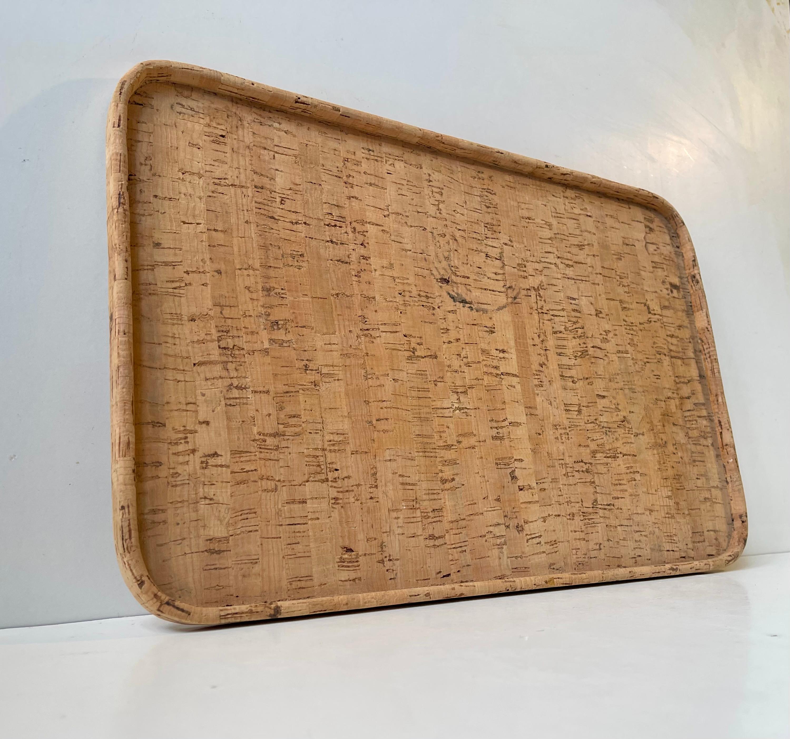 Ein seltenes Serviertablett aus Naturkork, das um einen Aluminiumrahmen herum aufgebaut ist. Er wurde von der schwedischen Designerin Signe Persson Melin entworfen und in den 1970er Jahren bei Boda Nova in Schweden hergestellt. Abmessungen: 41x27x3