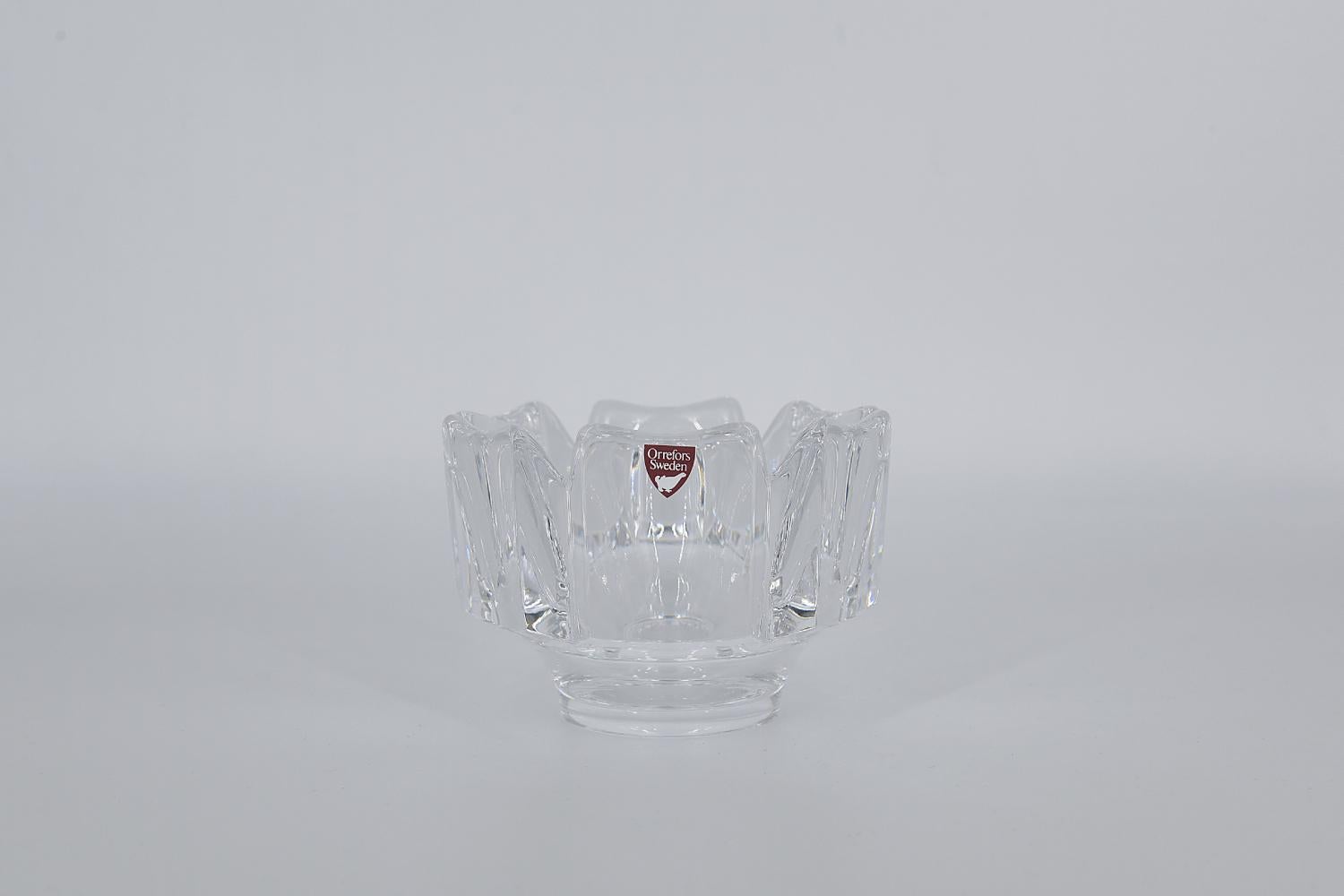 This crystal Corona Bowl was designed by Lars Hellsten for the Swedish glassworks Orrefors in the 1970s. Made of high-quality artistic crystal in the shape of a hexagonal crown placed on a round base.

Lars Hellsten studied sculpture and ceramics