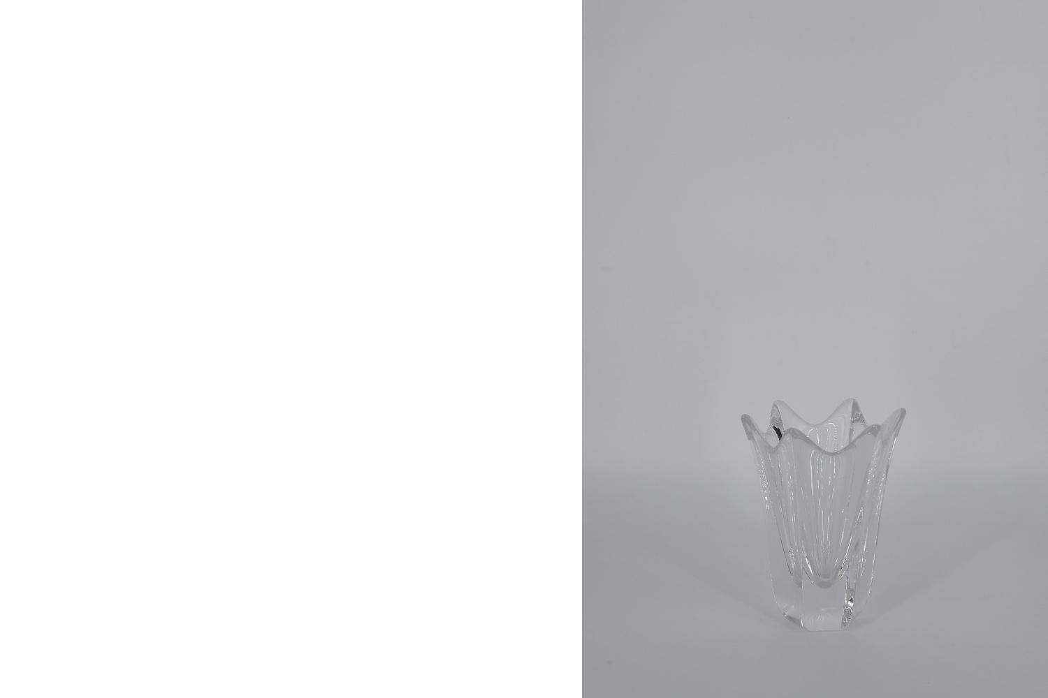 Vintage Mid-century Modern Swedish Scandinavian Transparent Crystal Tulip Vase In Good Condition For Sale In Warszawa, Mazowieckie