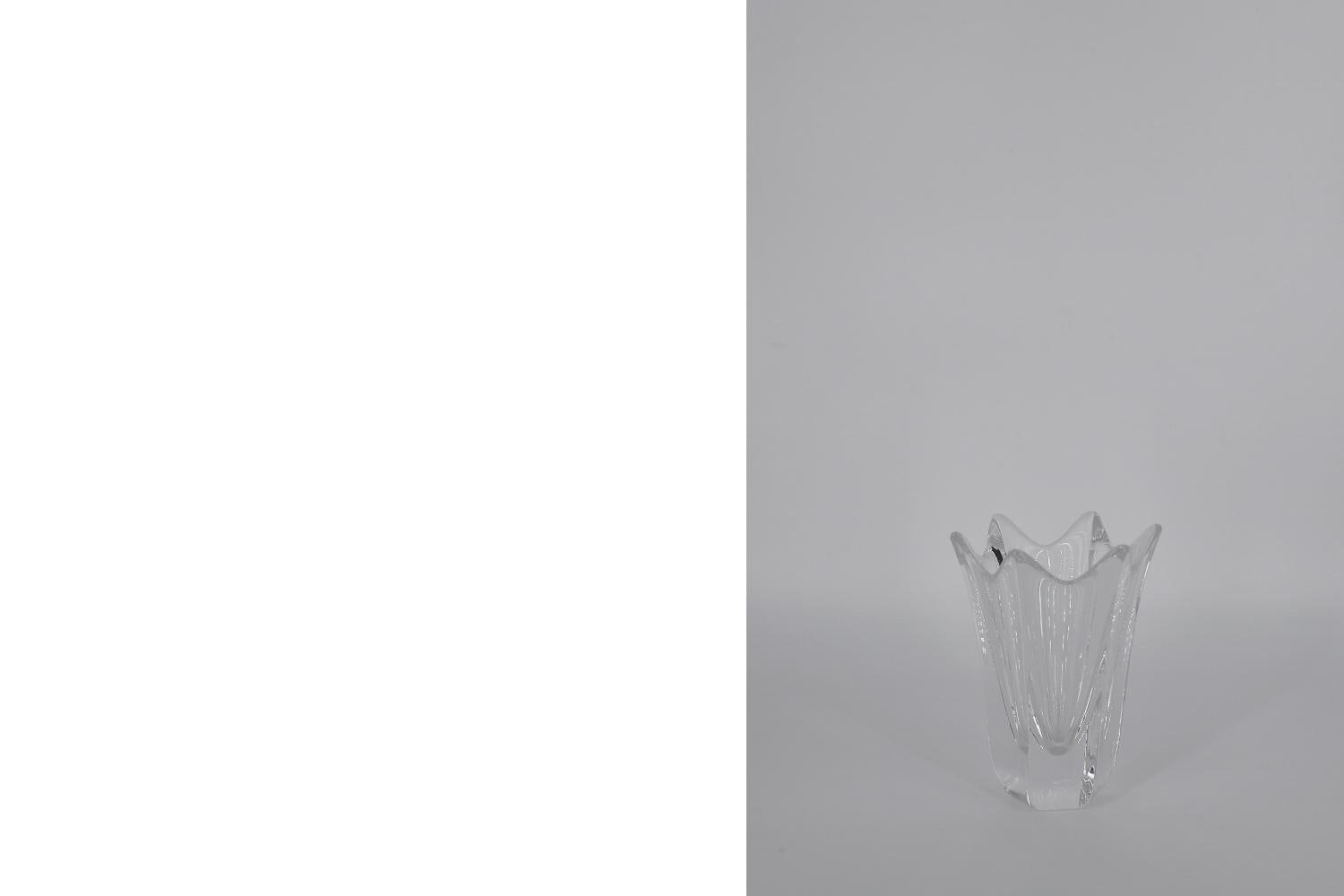 Schwedische skandinavische Vintage-Tulpenvase aus transparentem Kristall, Mid-Century Modern (Ende des 20. Jahrhunderts) im Angebot