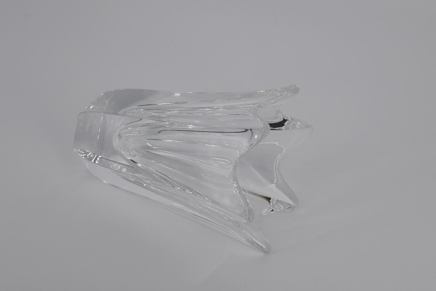 Vintage Mid-century Modern Swedish Scandinavian Transparent Crystal Tulip Vase For Sale 1