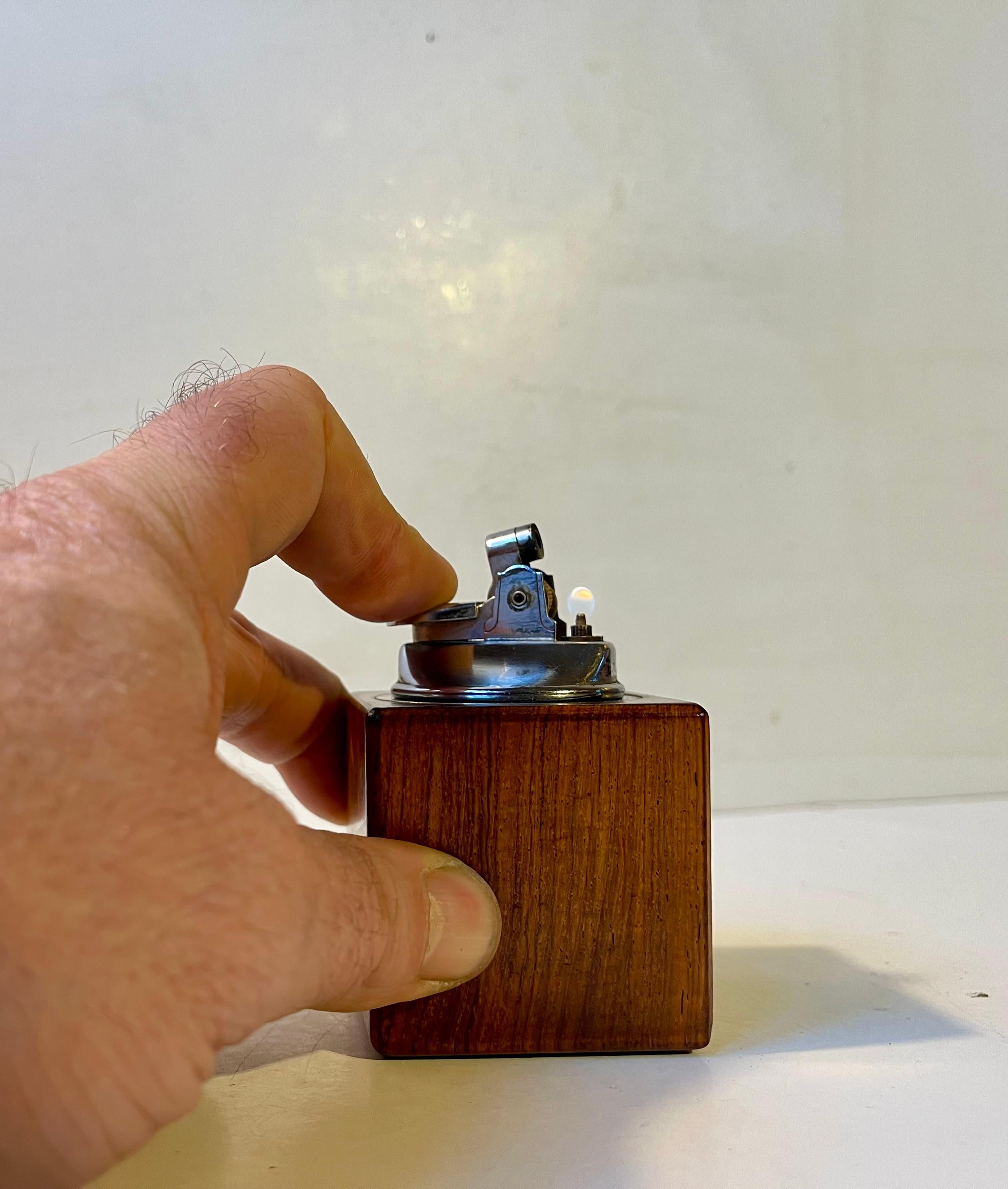 Encendedor de sobremesa cúbico escandinavo vintage de teca Escandinavo en venta