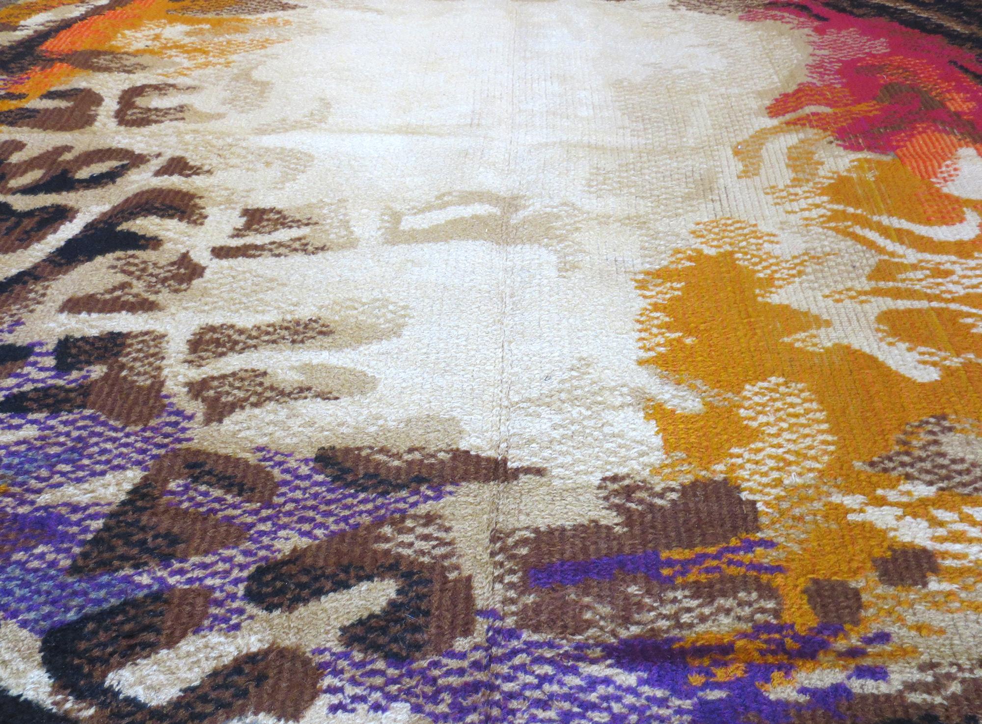 Il s'agit d'un tapis shag scandinave déco vintage, au design intriguant et vraiment unique parmi les tapis scandinaves vintage. Fabriqué au milieu du XXe siècle, le design est de nature abstraite et présente des couleurs vives spectaculaires sur
