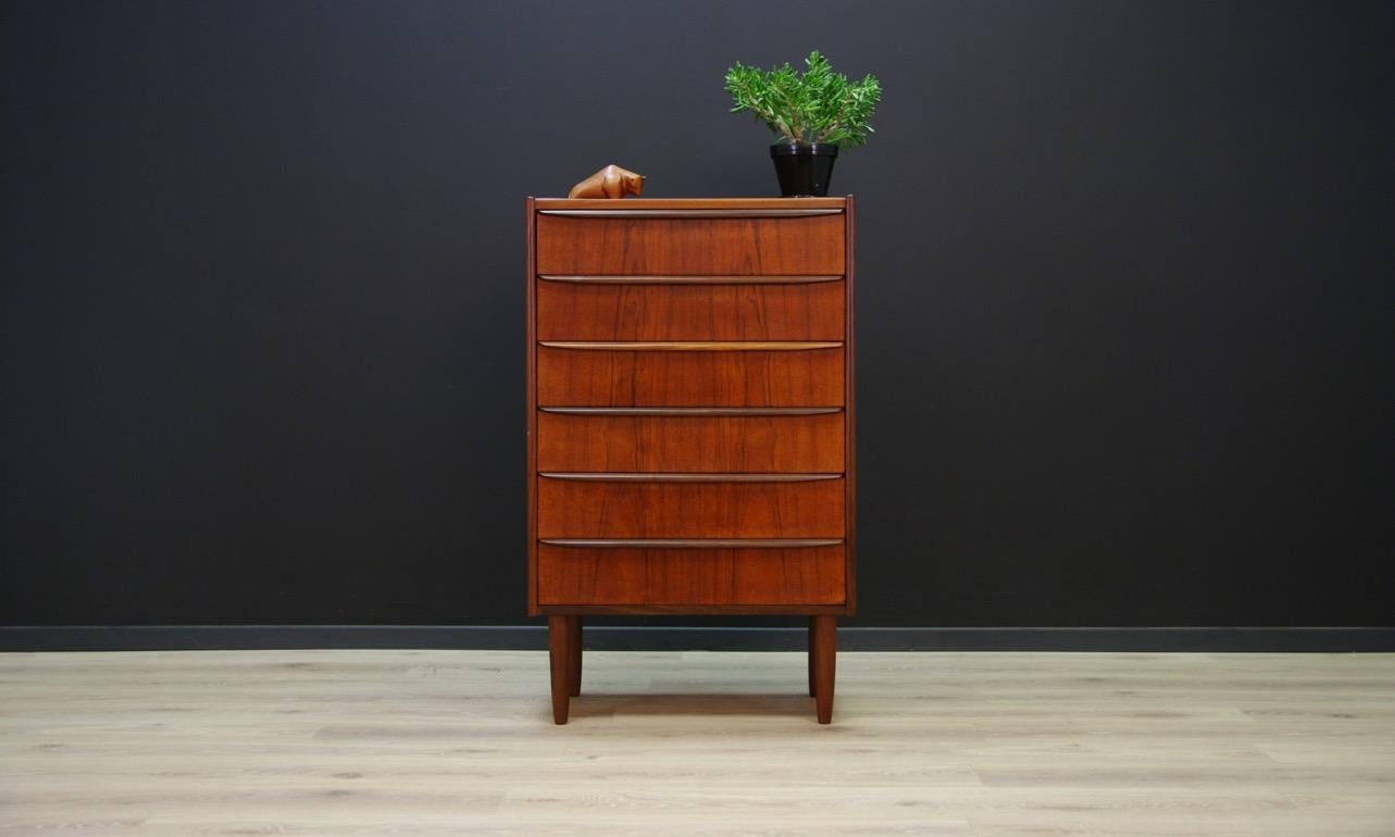 Retro chest of drawers from the 1960s-1970s, minimalistic form - Danish design. Six practical drawers, surface veneered with teak. Handles made of teak. Preserved in good condition (small bruises and scratches) - directly for use.

Dimensions: