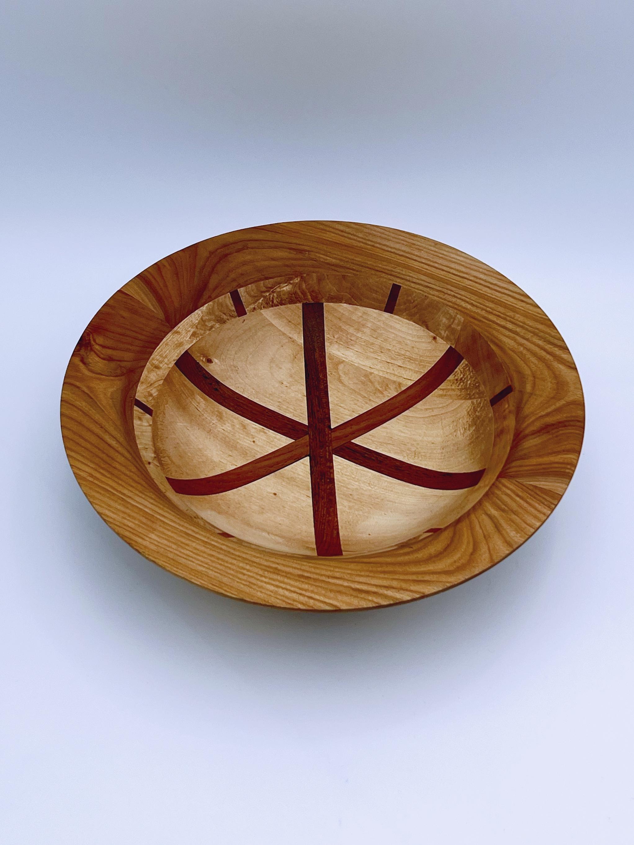 Schale aus Teakholz und Hartholz in skandinavischem Design mit Segmenten, ca. 1970er Jahre (Skandinavische Moderne) im Angebot
