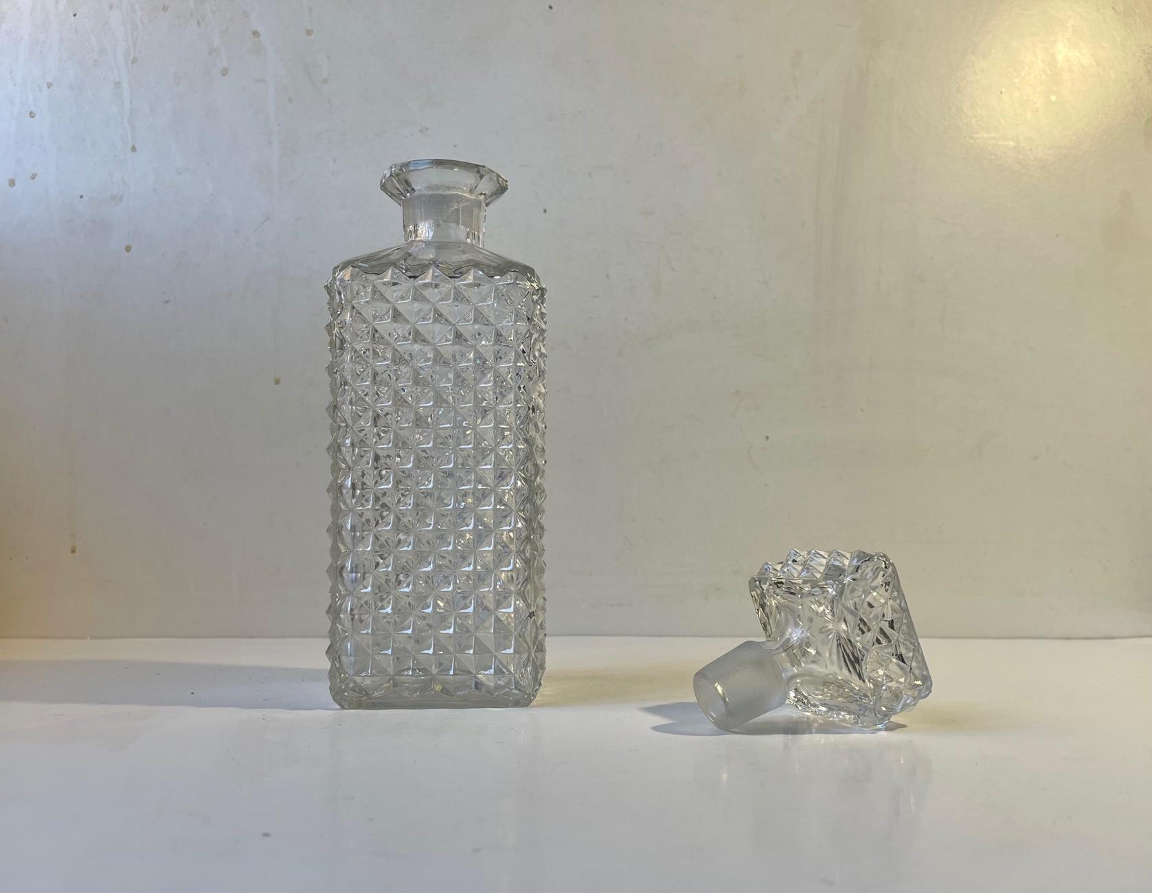 Scandinave moderne Carafe scandinave vintage en verre ornée de diamants, années 1960 en vente