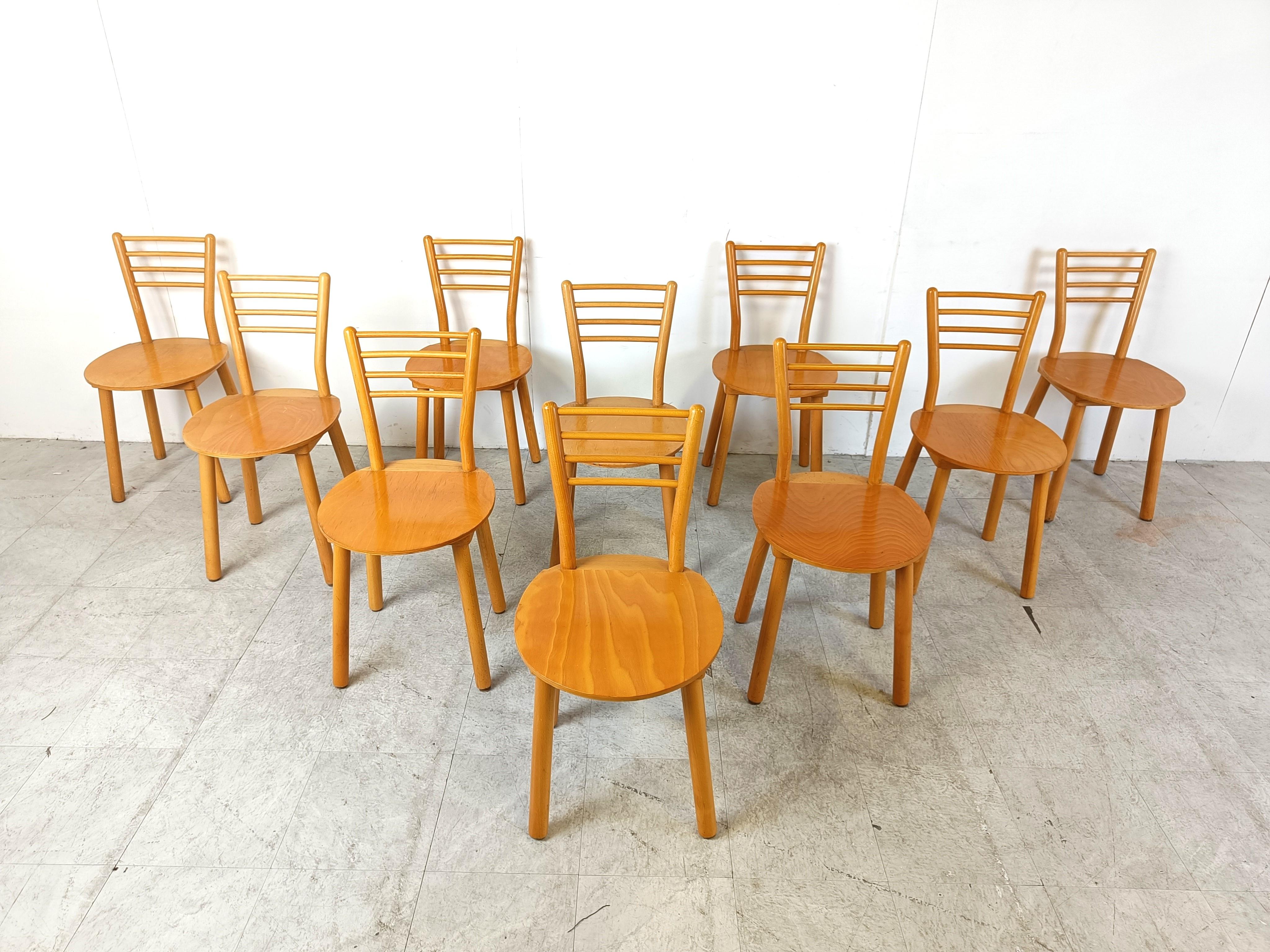Vintage wooden dining chairs with round seats and ladder backrests.

the backrests are bent, which is a nice design touch.

4 sturdy  chunky legs support the chairs.

Very good condition with normal age related wear.

1970s - Denmark (?)

Height: