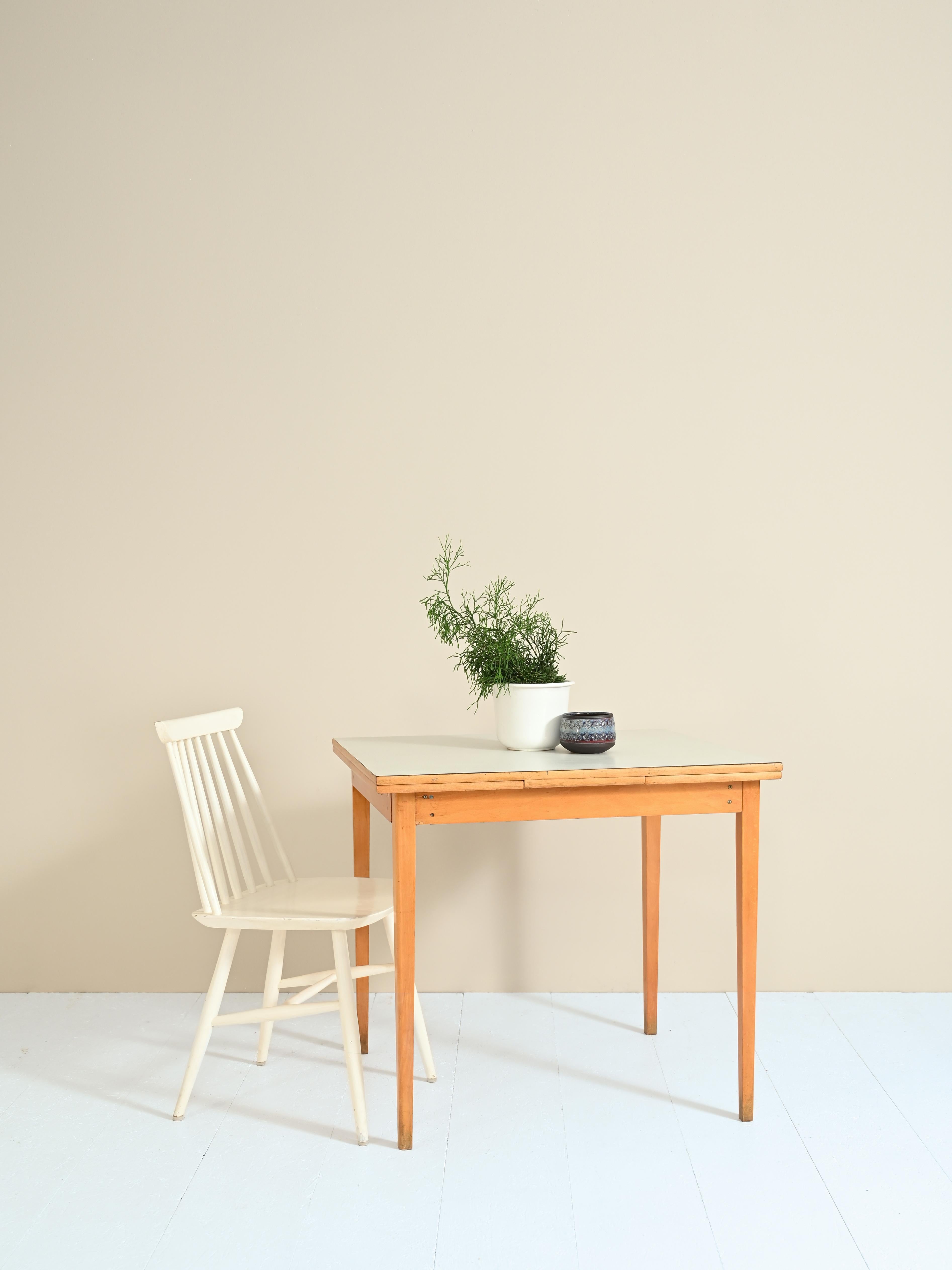 Square table with wood and laminate wings manufactured in Sweden in the 1960s/70s .

Because of its small size, it is perfect for placing in small rooms.

The table is 80 cm long.
The table with open wings is 137 cm long (80cm+Wing 28cm+Wing