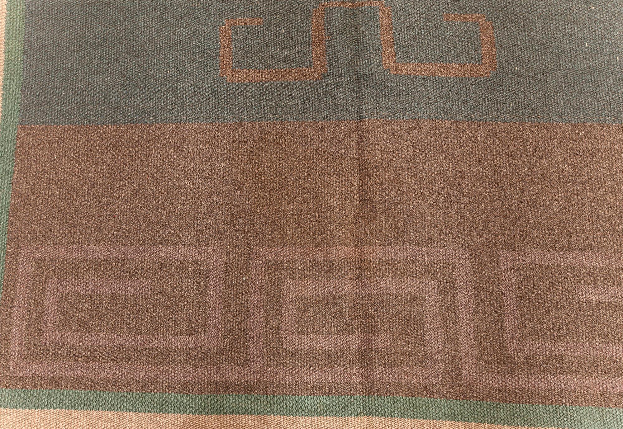 Skandinavischer Flachgewebeteppich aus Wolle im Vintage-Stil. Eingewebte Initialen und Datum am Rand 'IO 1928'.
Größe: 7'9