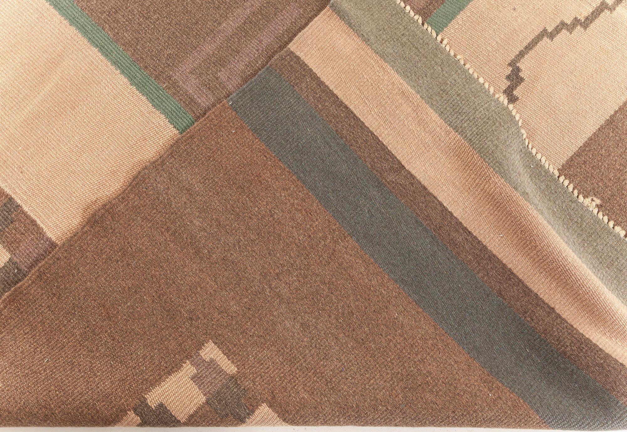 Skandinavischer Flachgewebe-Wollteppich mit gewebten Initialen und Datum am Rand 'Io 1928'. im Angebot 1