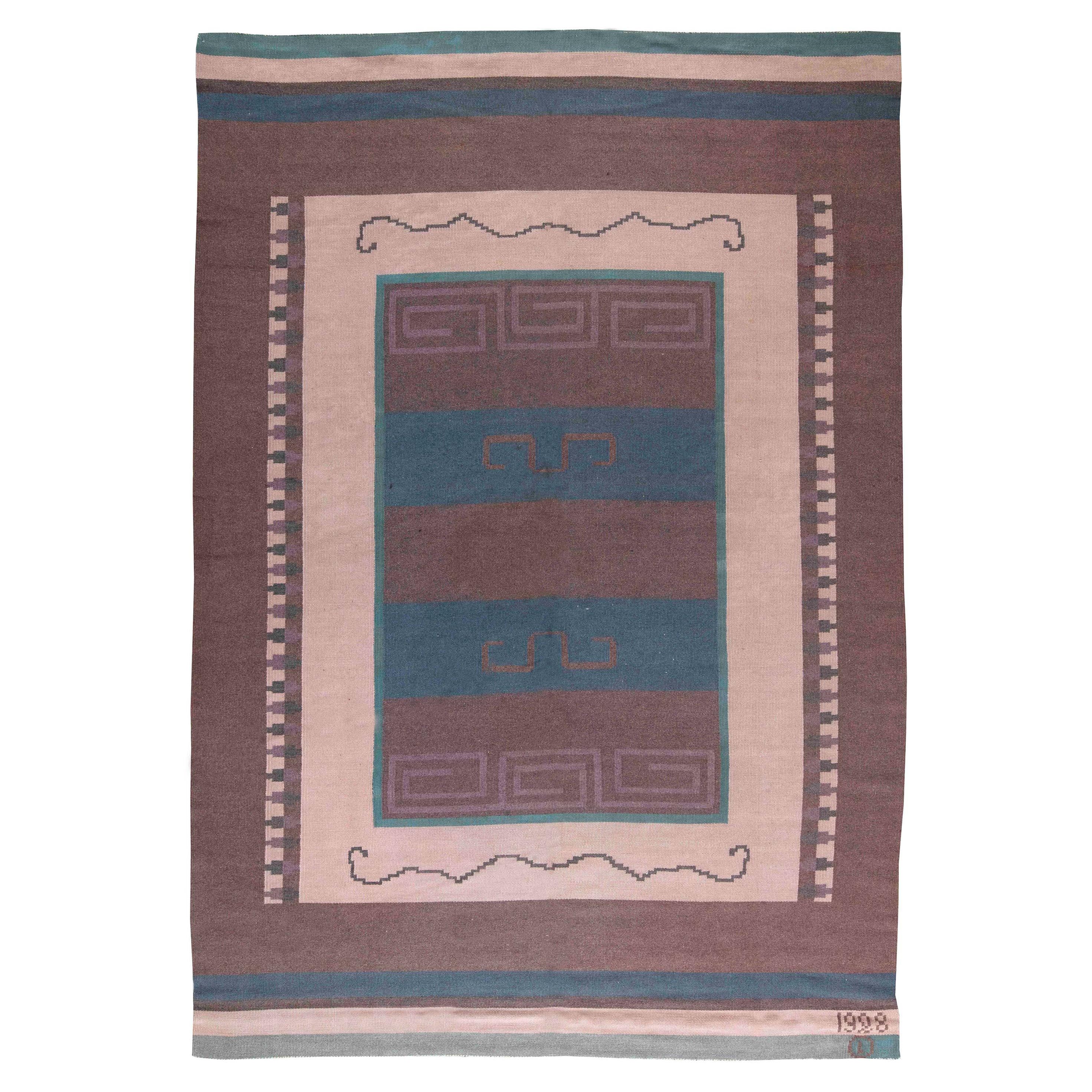 Tapis scandinave vintage à tissage plat Initiales tissées et date sur le bord 'Io 1928'.