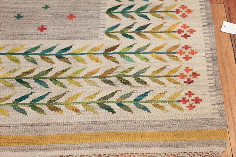 Vintage Scandinavian Flat Woven Swedish Kilim Rug. Size 6 ft 8 in x 9