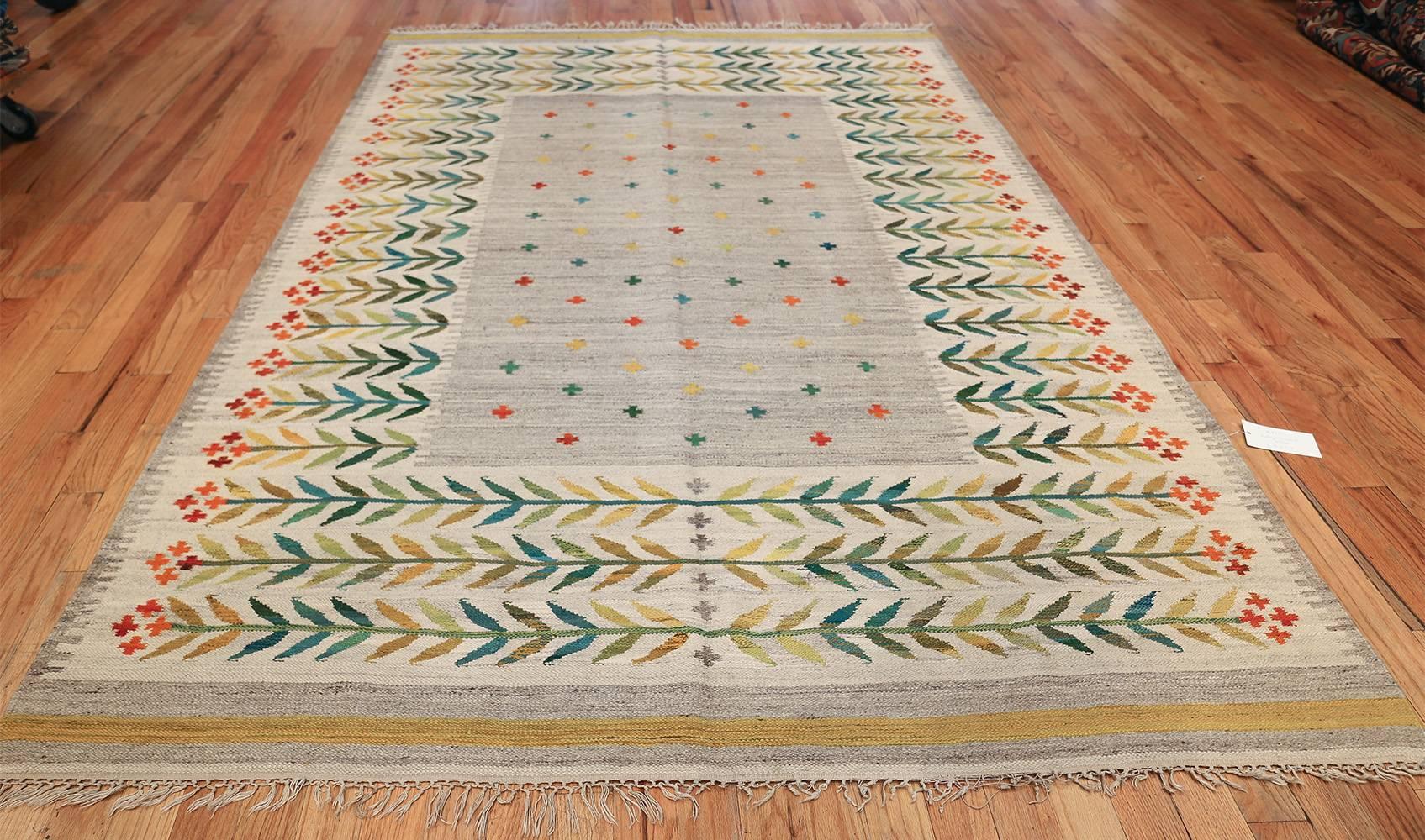 20th Century Vintage Scandinavian Flat Woven Swedish Kilim Rug. Size: 6 ft 8 in x 9 ft 9 in