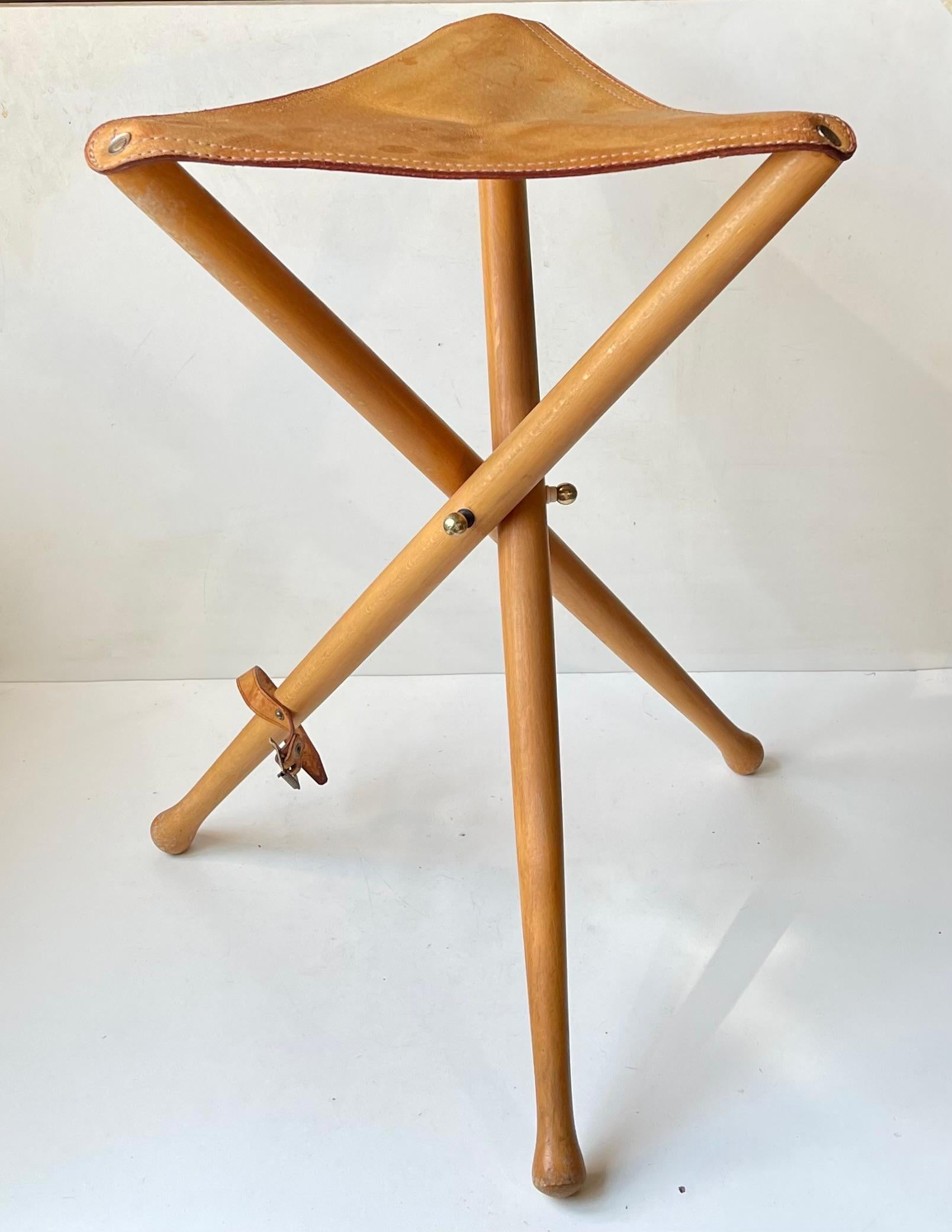 Vintage Scandinavian Folding Tripod Hunting Stool in Leather and Beech, 1970s For Sale 8