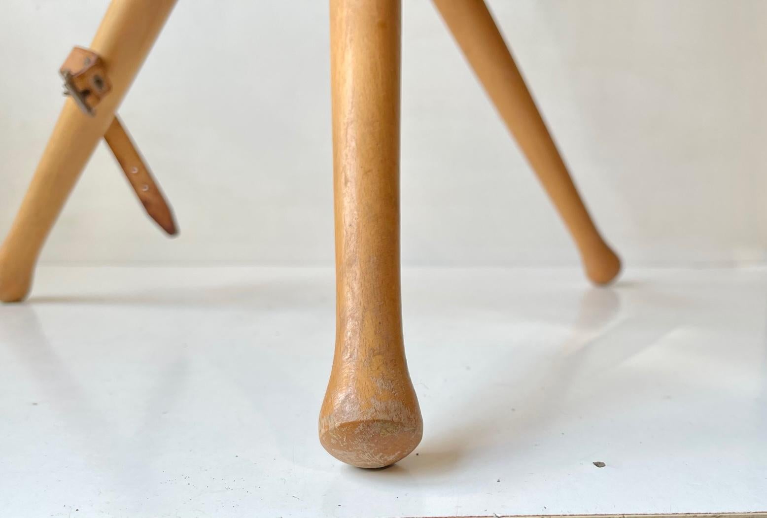 Vintage Scandinavian Folding Tripod Hunting Stool in Leather and Beech, 1970s For Sale 1