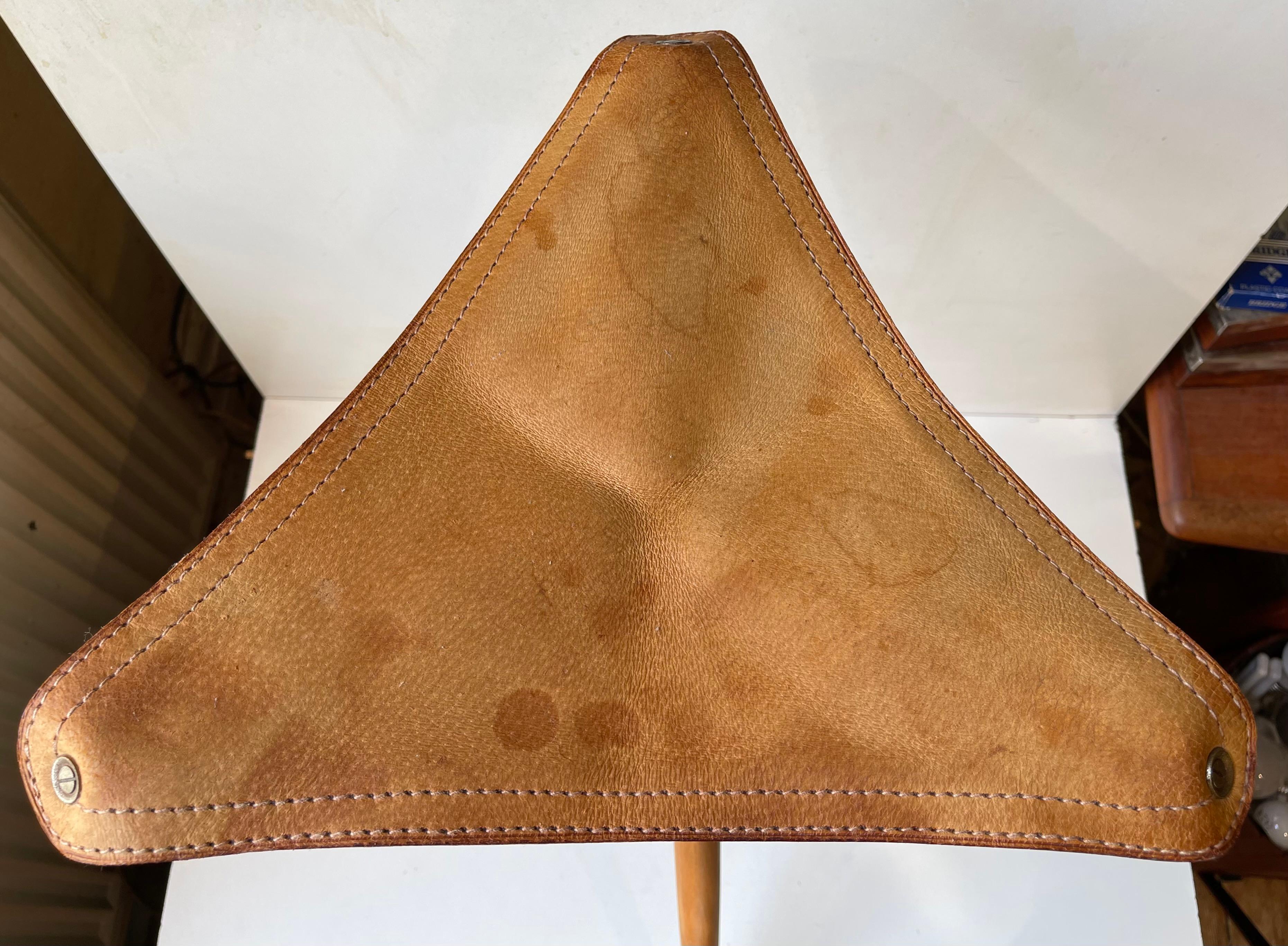 Fin du 20e siècle Tabouret de chasse vintage scandinave pliant à trois pieds en cuir et hêtre, années 1970 en vente