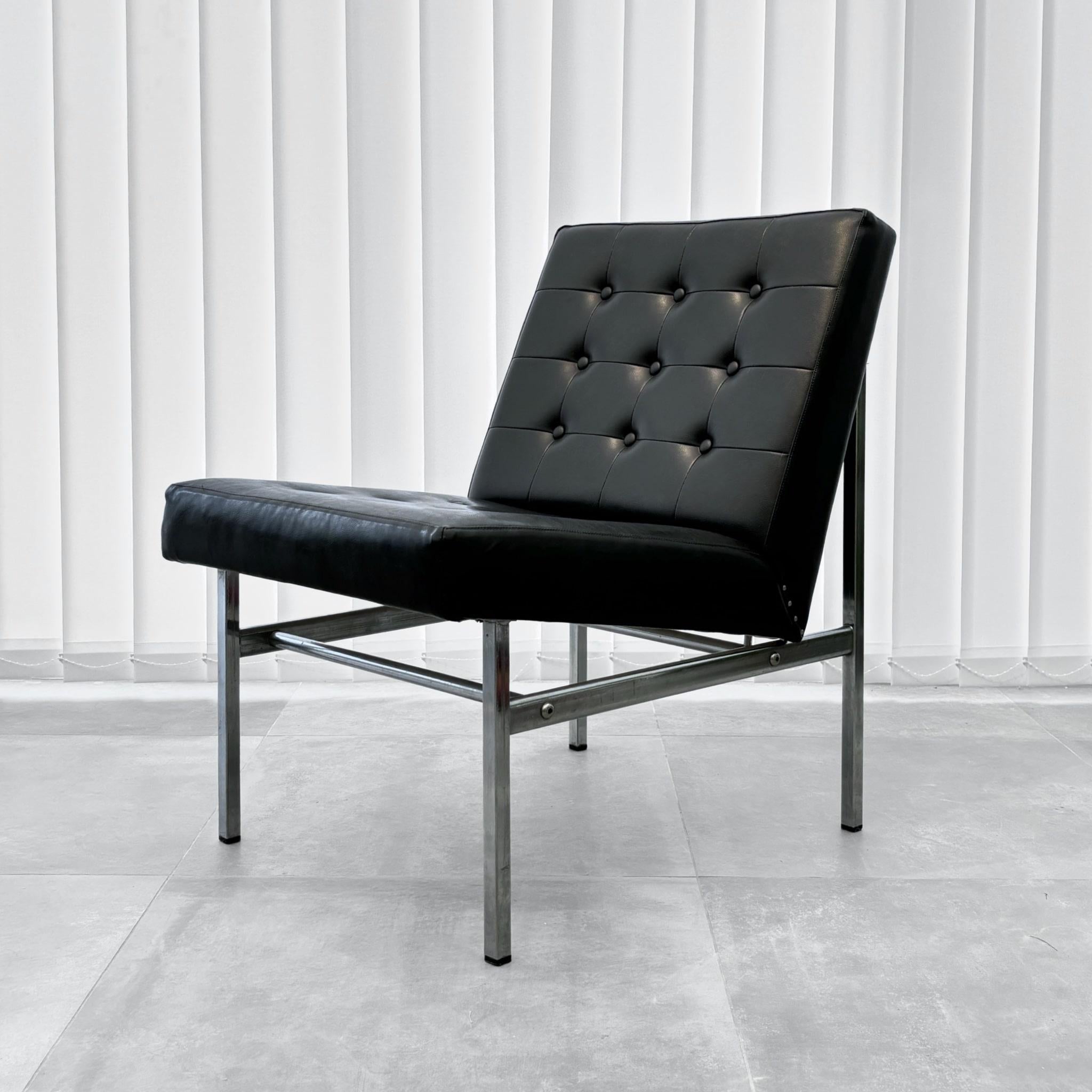 Chaise longue fonctionnaliste conçue à la manière de Florence Knoll, produite par un fabricant suédois non identifié dans les années 1960. Machinées à partir de barres carrées en métal chromé maintenues ensemble par des vis mécaniques. L'assise et
